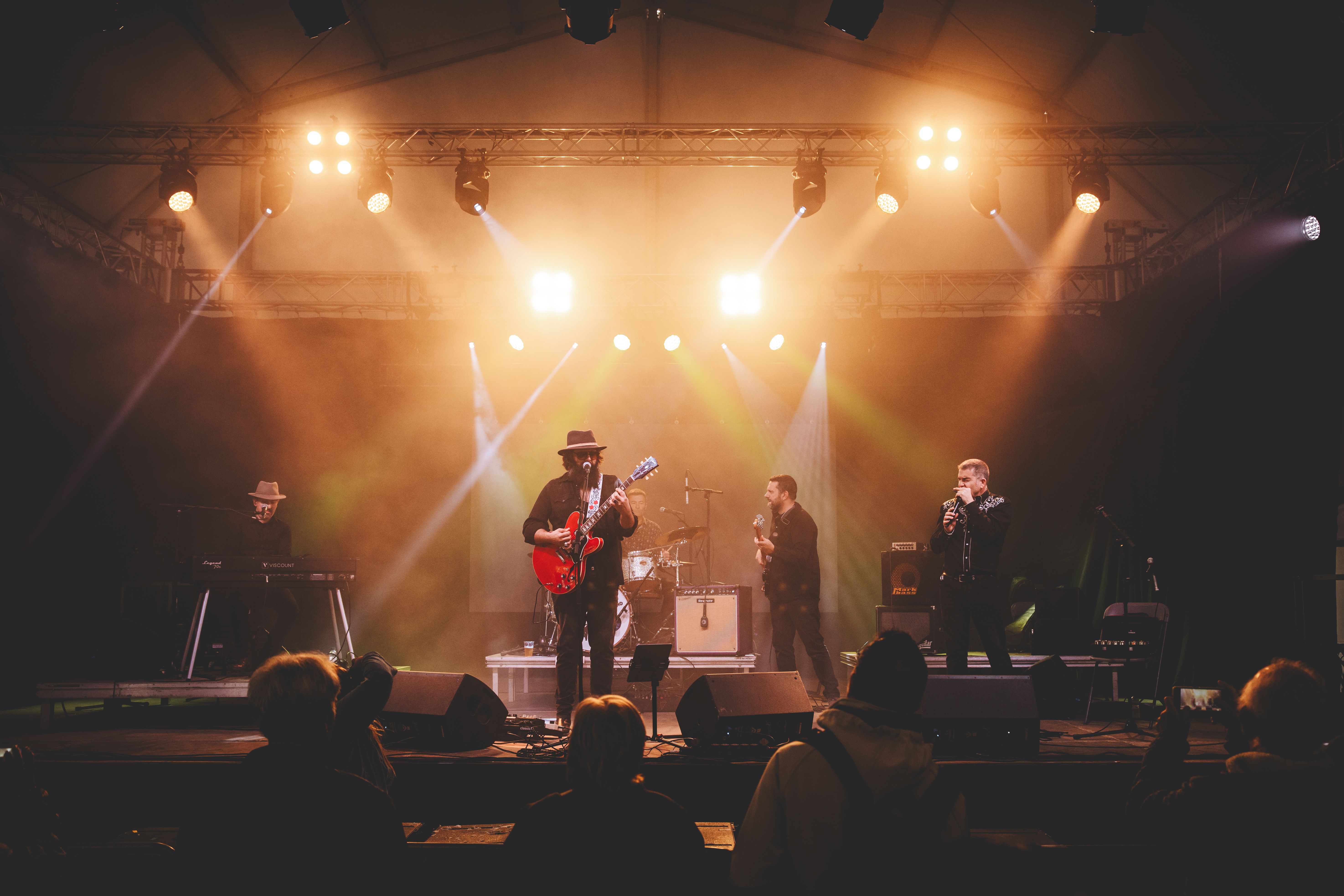 Tofol Martínez ho dona tot a l'escenari de l'envelat. Foto: Arnau Padilla 