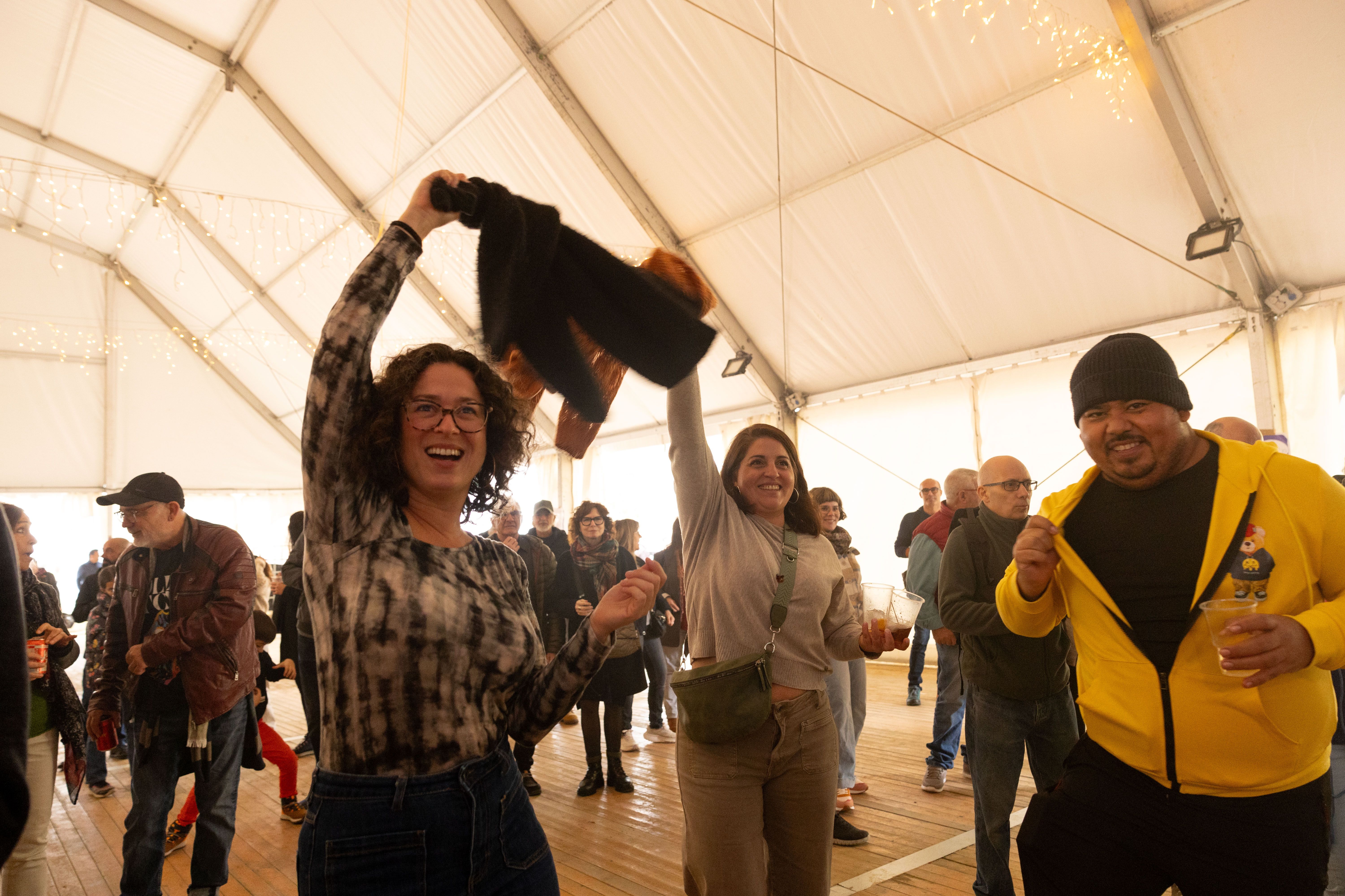 Grans i petits gaudeixen amb Tofol Martínez a l'envelat. Foto: Arnau Padilla  