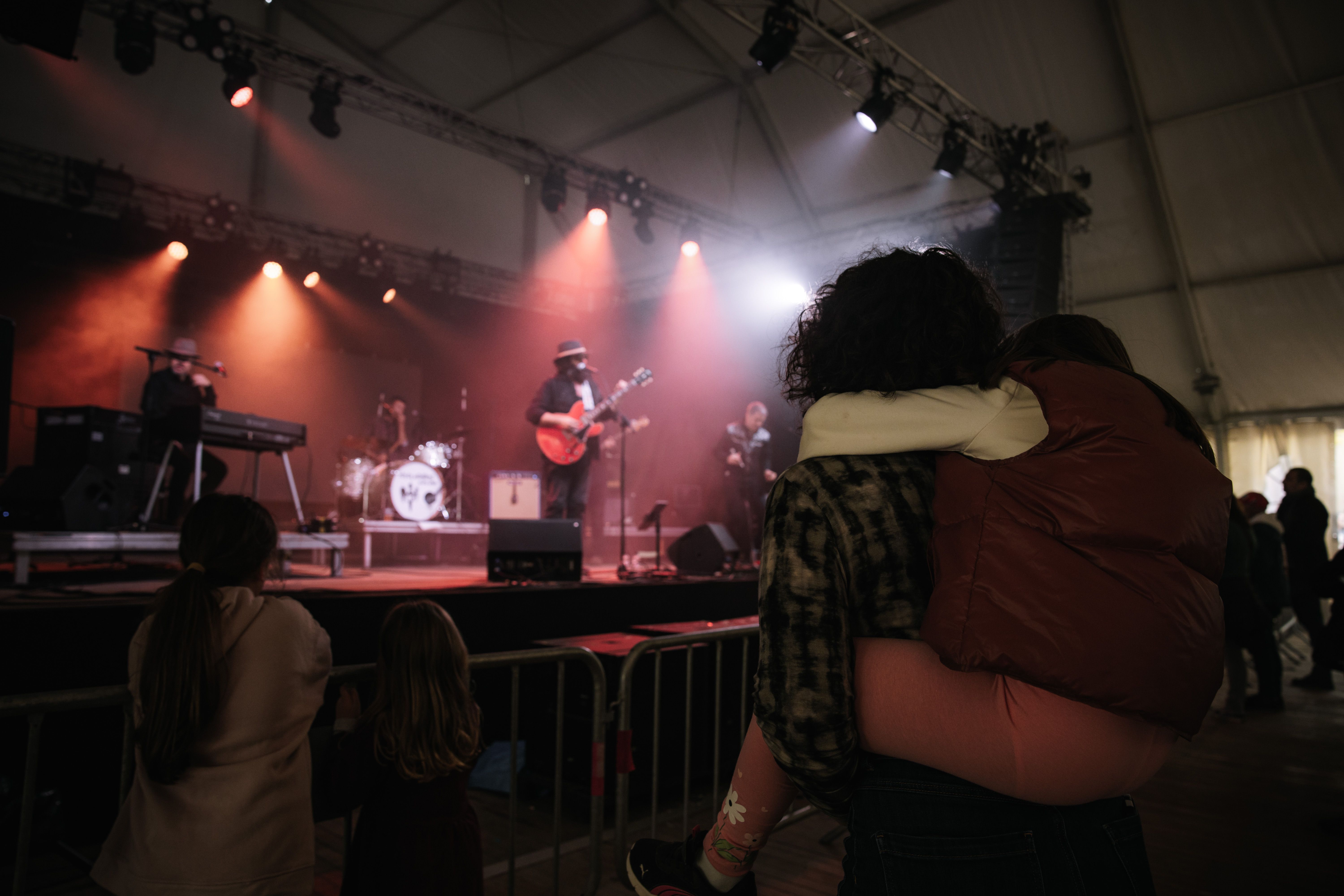 Grans i petits gaudeixen amb Tofol Martínez a l'envelat. Foto: Arnau Padilla  