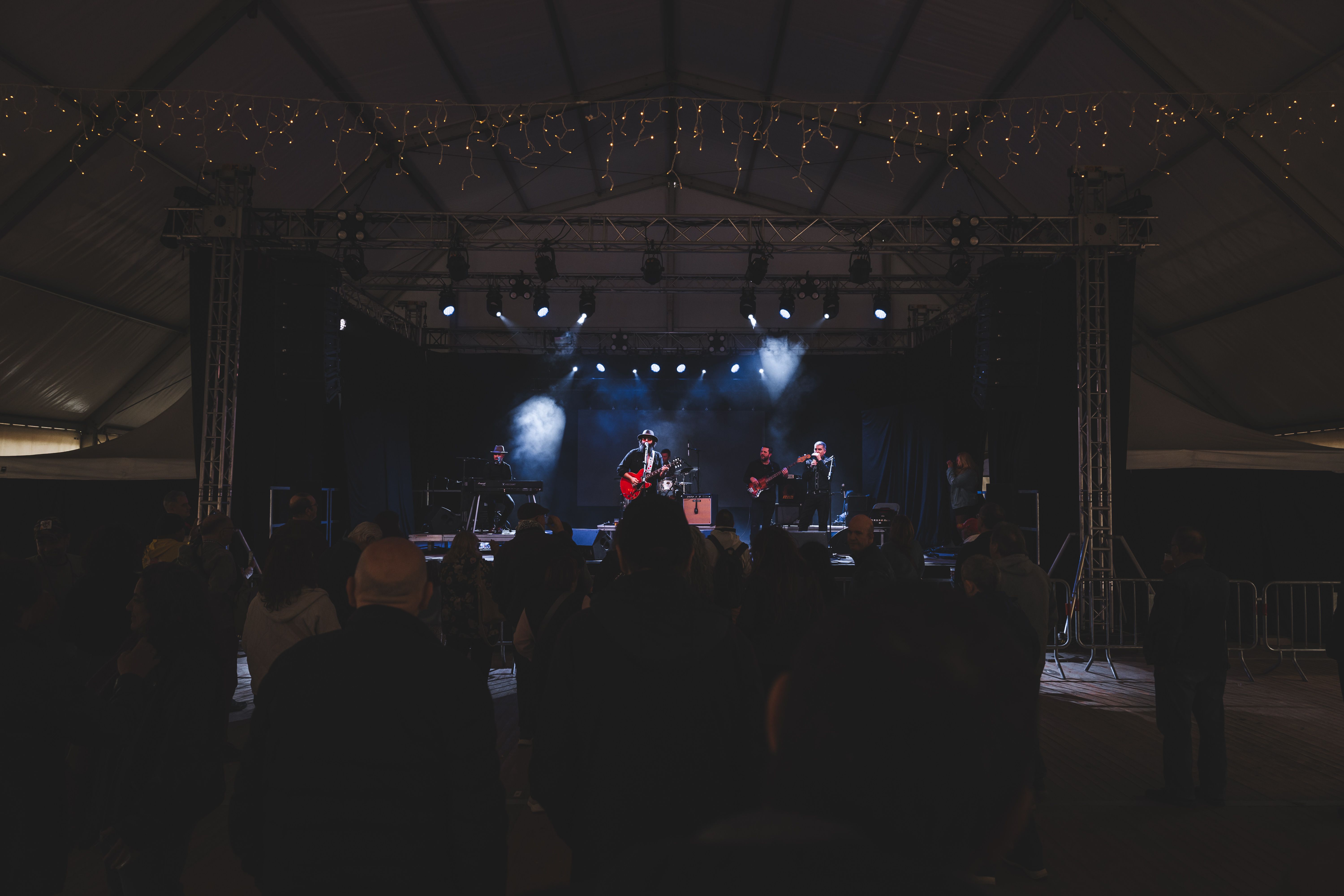 Tofol Martínez ho dona tot a l'escenari de l'envelat. Foto: Arnau Padilla 