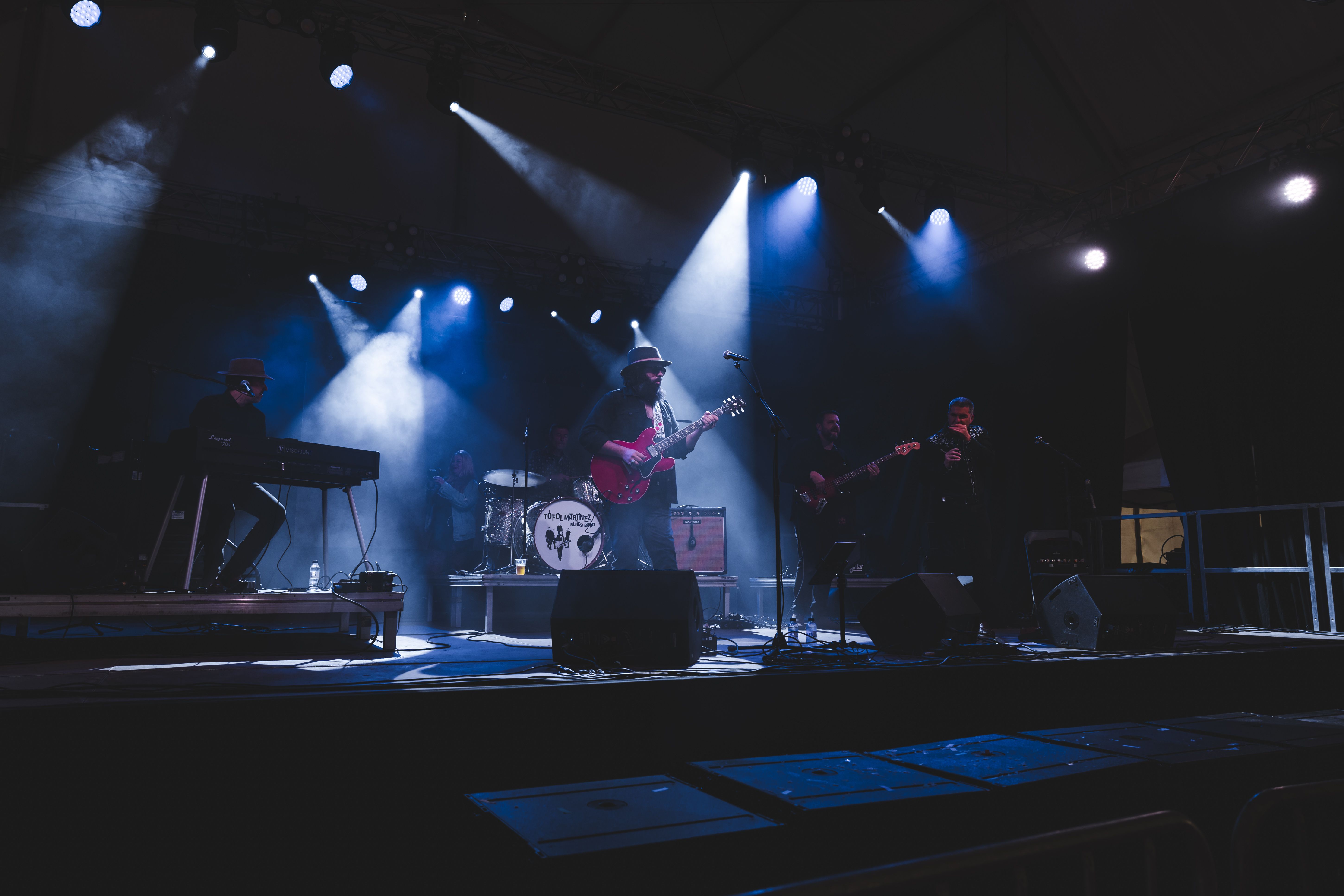 Tofol Martínez ho dona tot a l'escenari de l'envelat. Foto: Arnau Padilla  