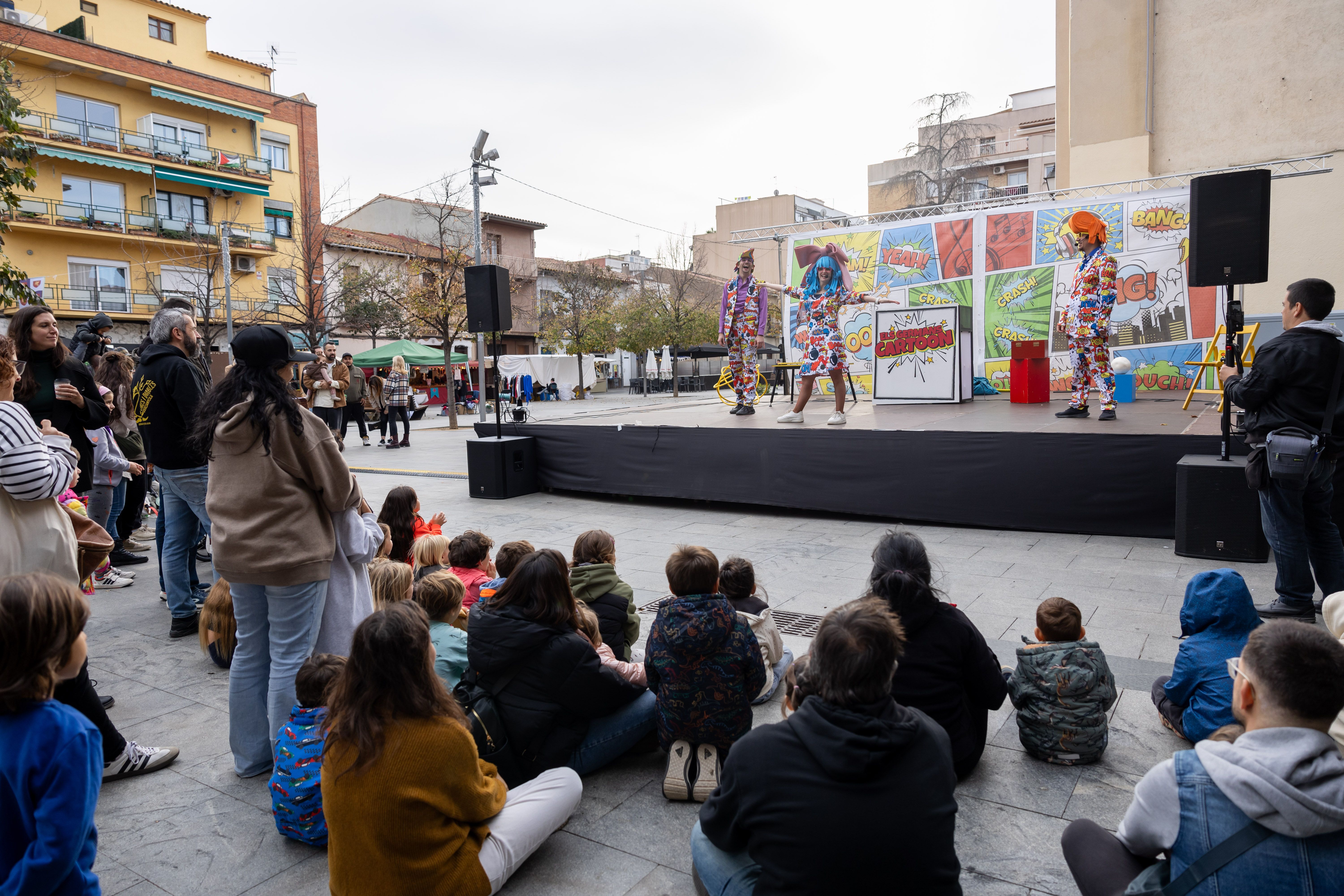 Els infants gaudeixen dels 'Germans Cartoon'. Foto: Arnau Padilla