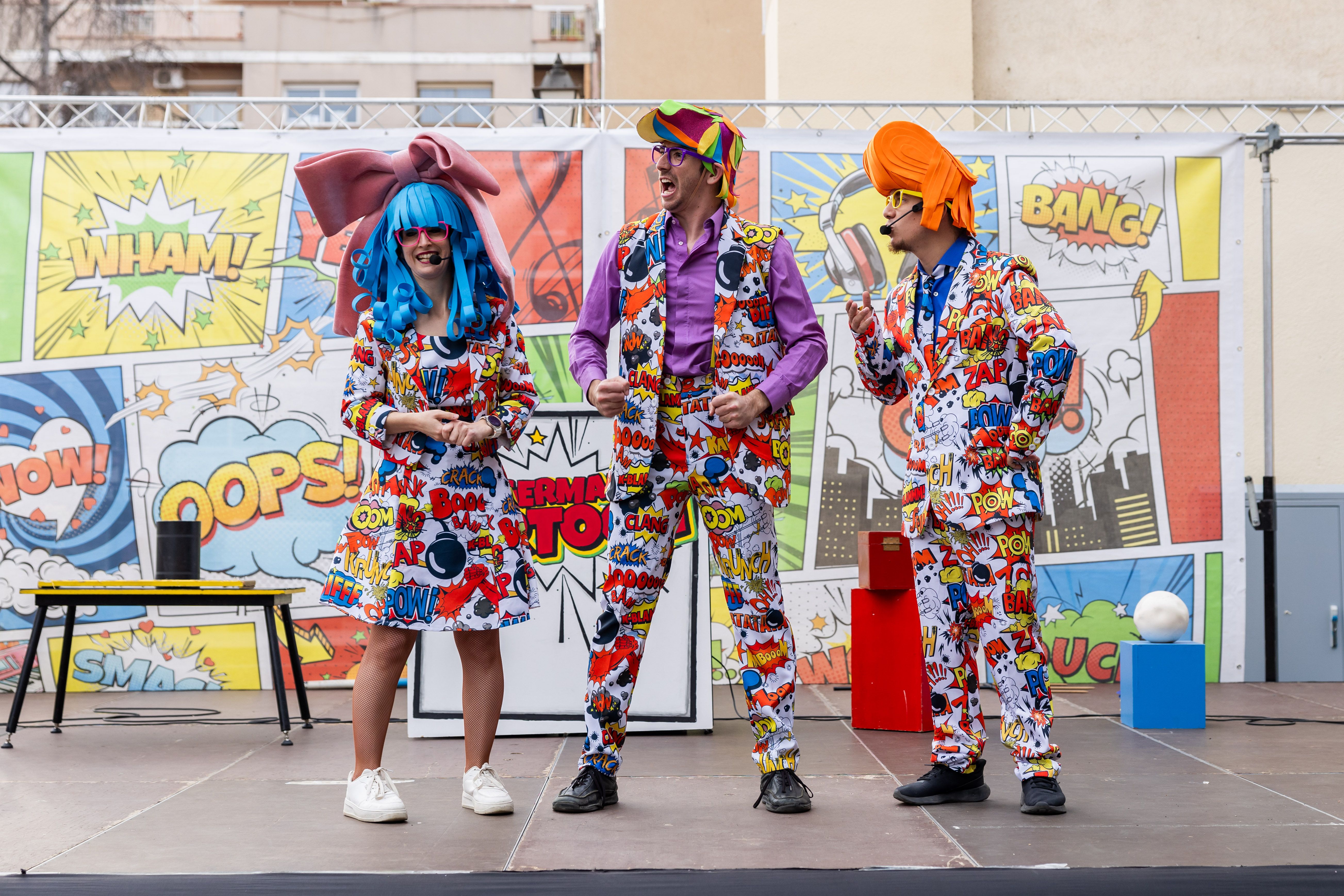 Els 'Germans Cartoon' fan gaudir als infants. Foto: Arnau Padilla