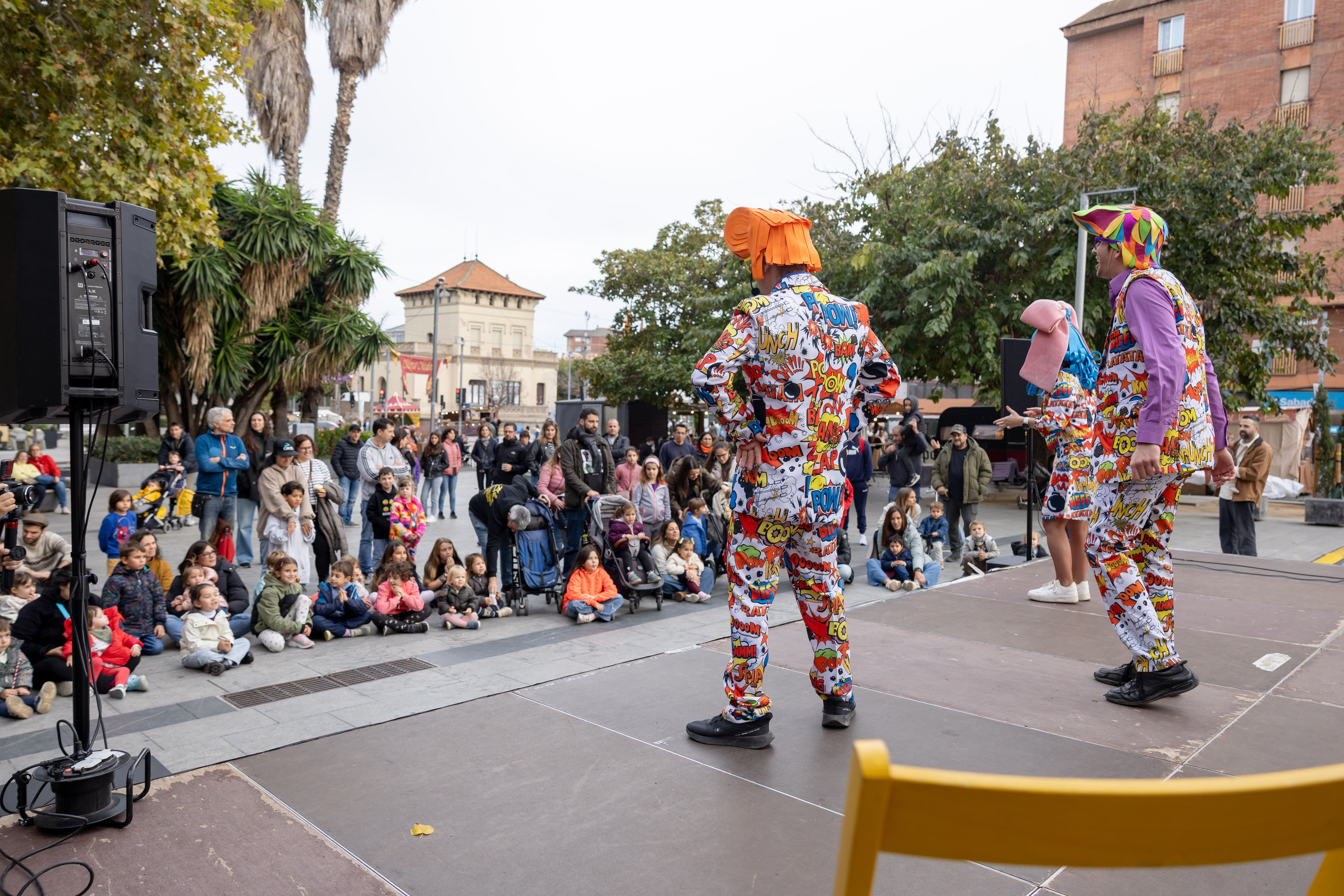 Els 'Germans Cartoon' fan gaudir als infants. Foto: Arnau Padilla