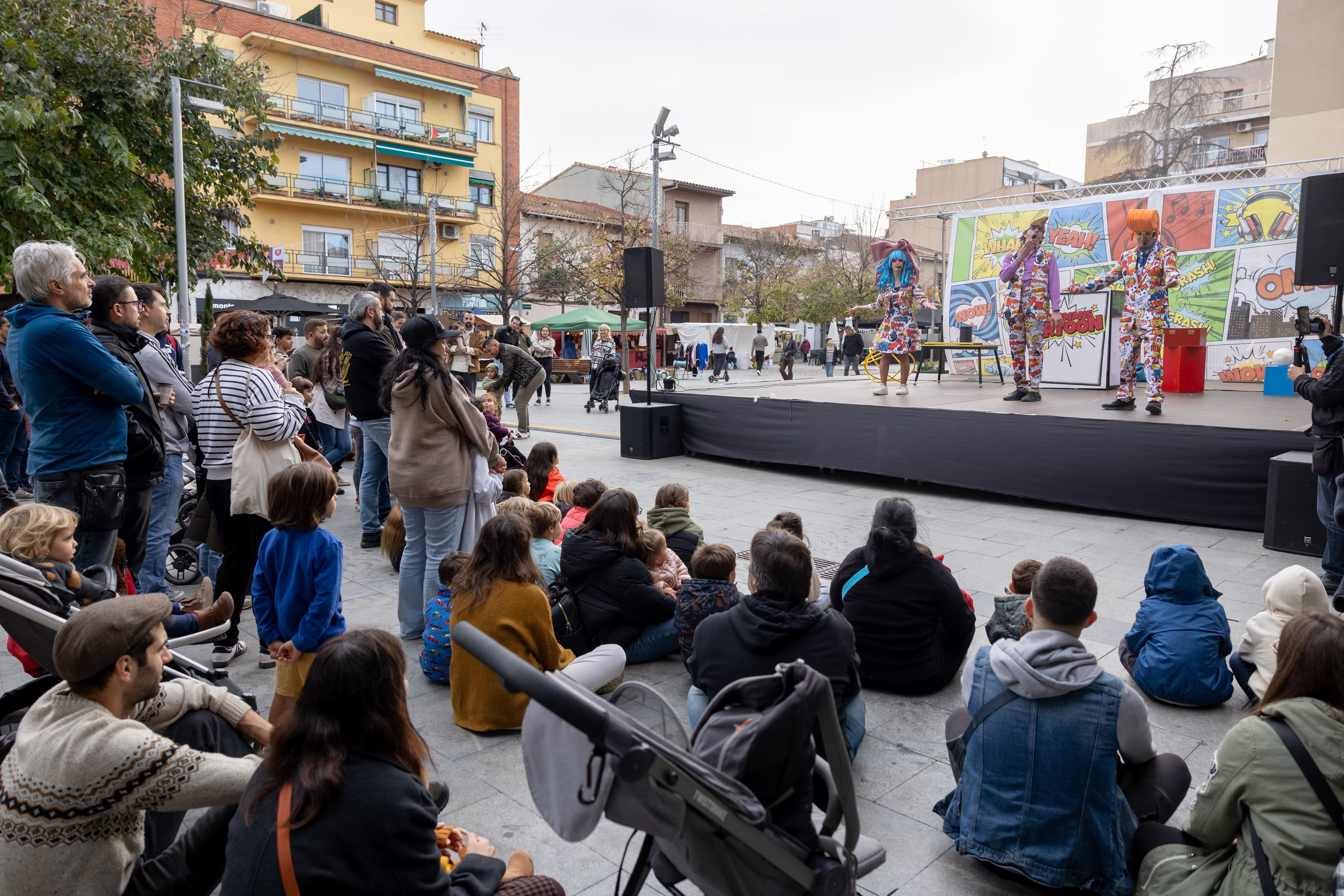 La plaça Abat Oliba plena per gaudir dels 'Germans Cartoon'. Foto: Arnau Padilla