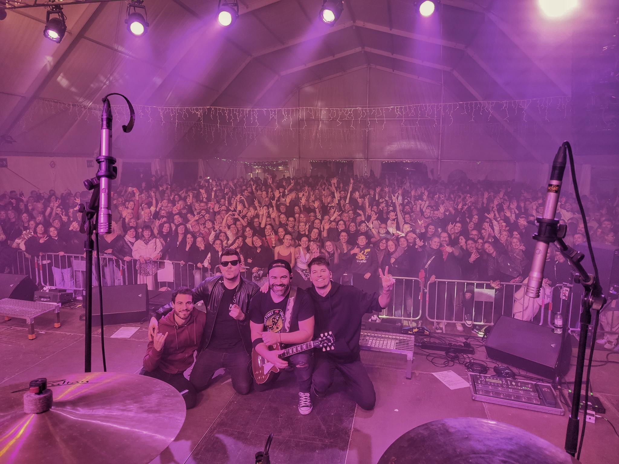 Foto de Encanto del Loco amb el públic de l'Envelat. Foto: Marc Mata