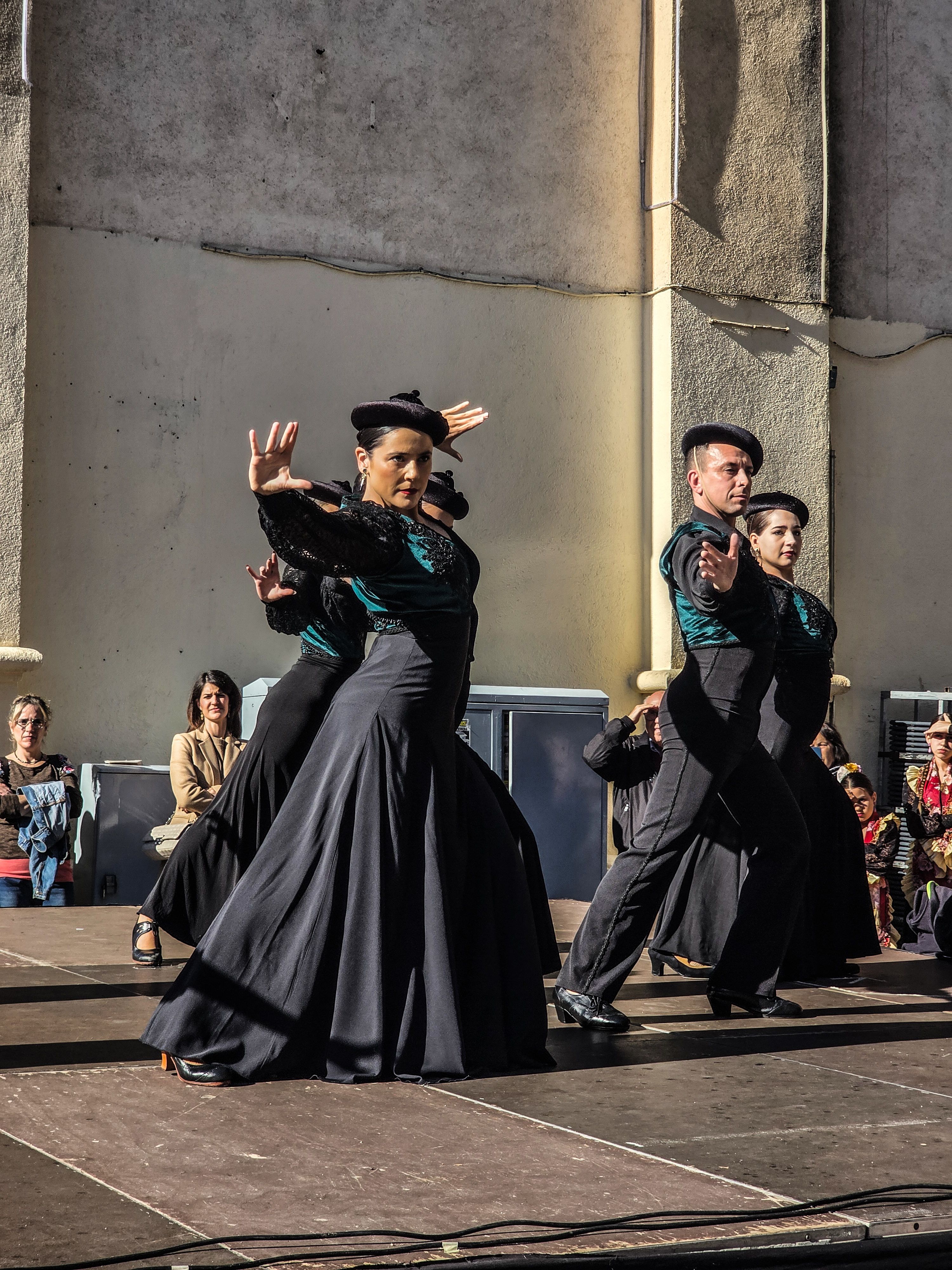 Sevillanes a la plaça Abat Oliba. Foto: Marc Mata