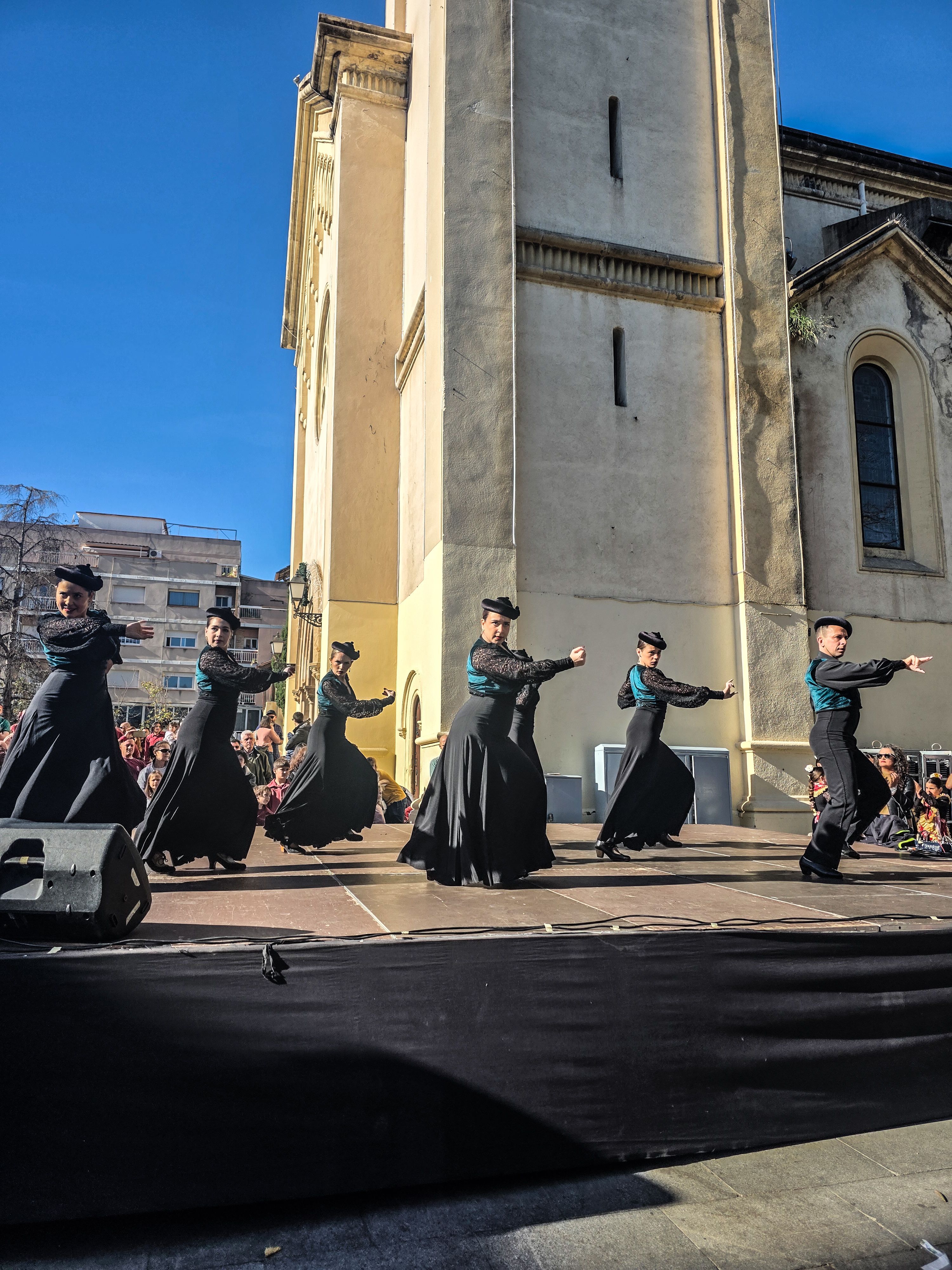 Sevillanes a la plaça Abat Oliba. Foto: Marc Mata