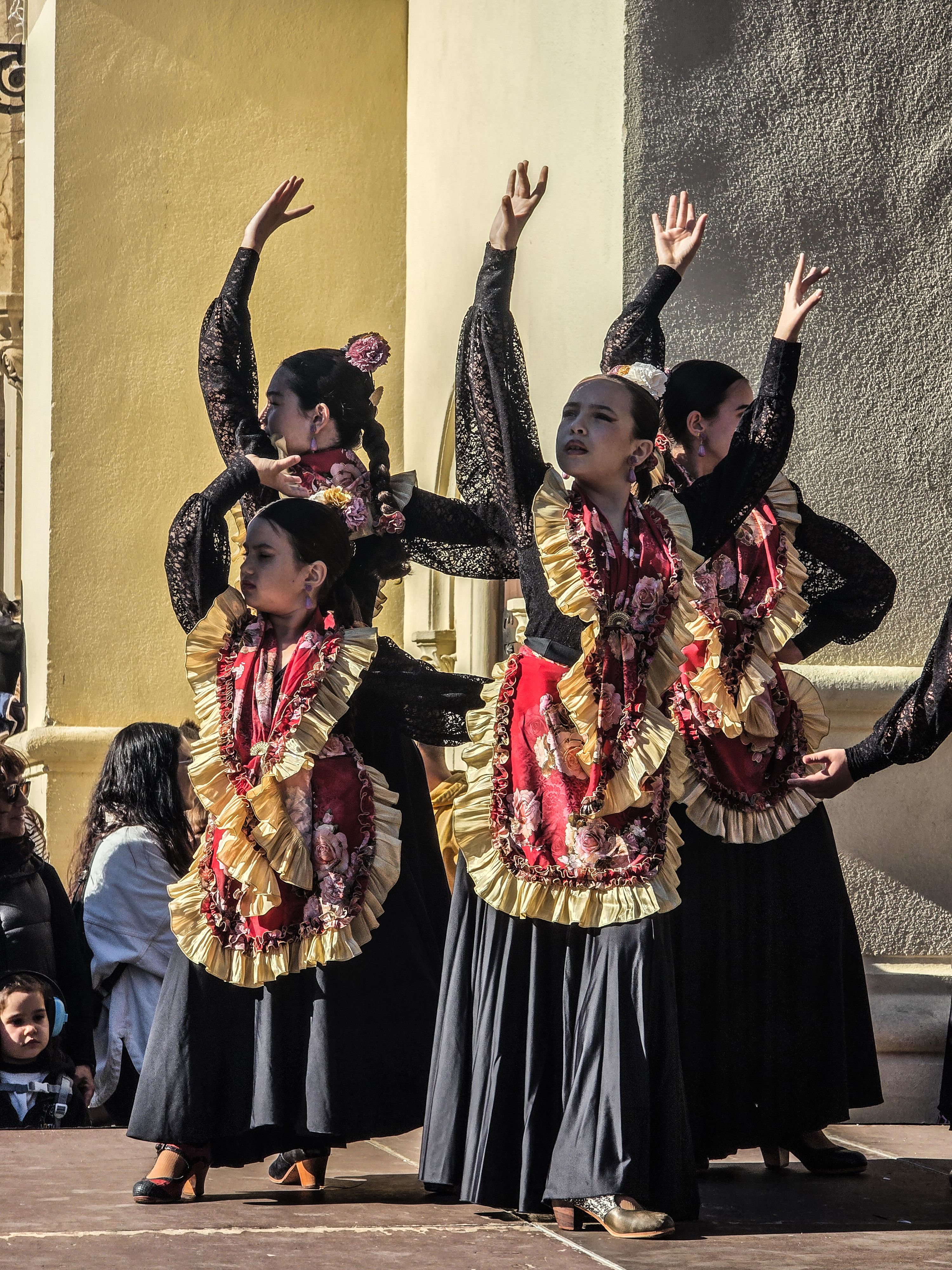 Sevillanes a la plaça Abat Oliba. Foto: Marc Mata