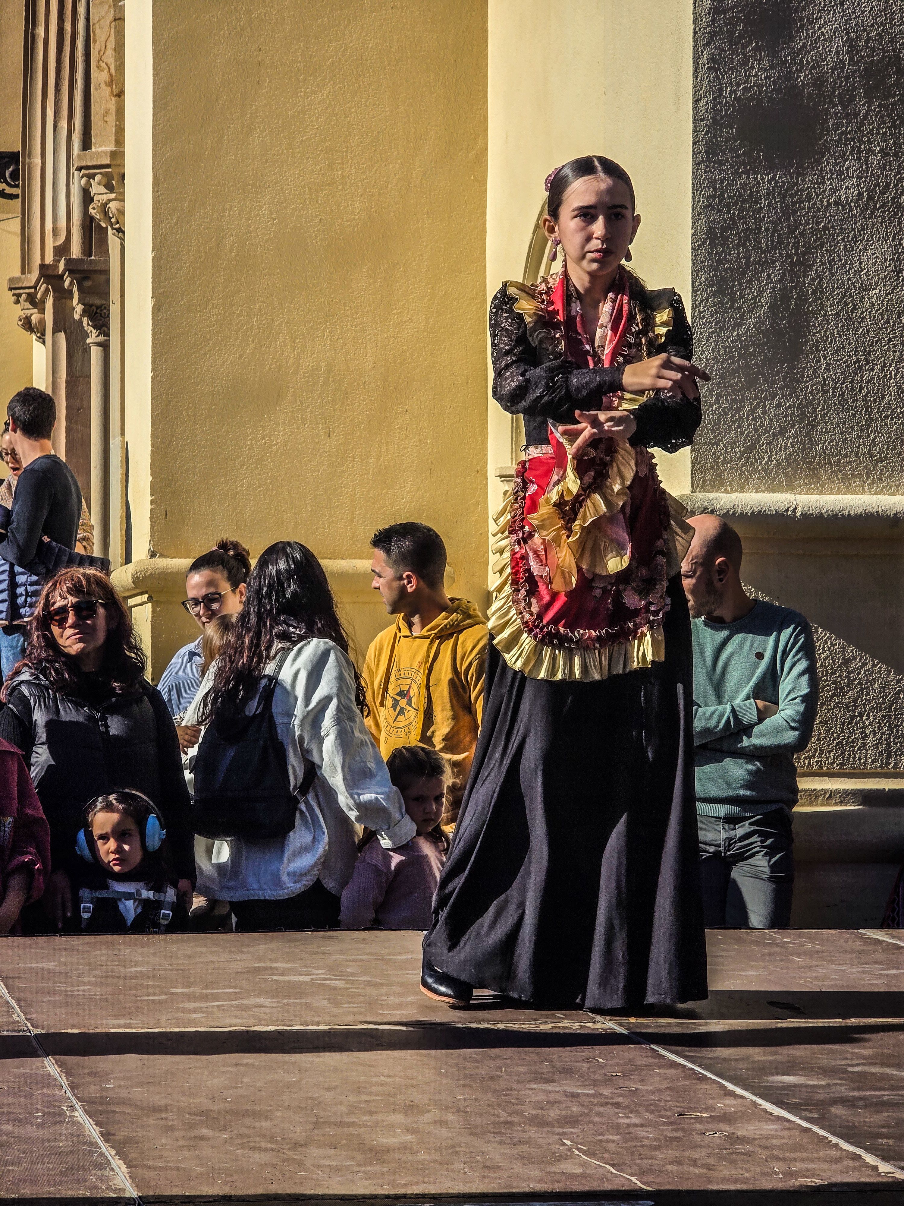 Sevillanes a la plaça Abat Oliba. Foto: Marc Mata