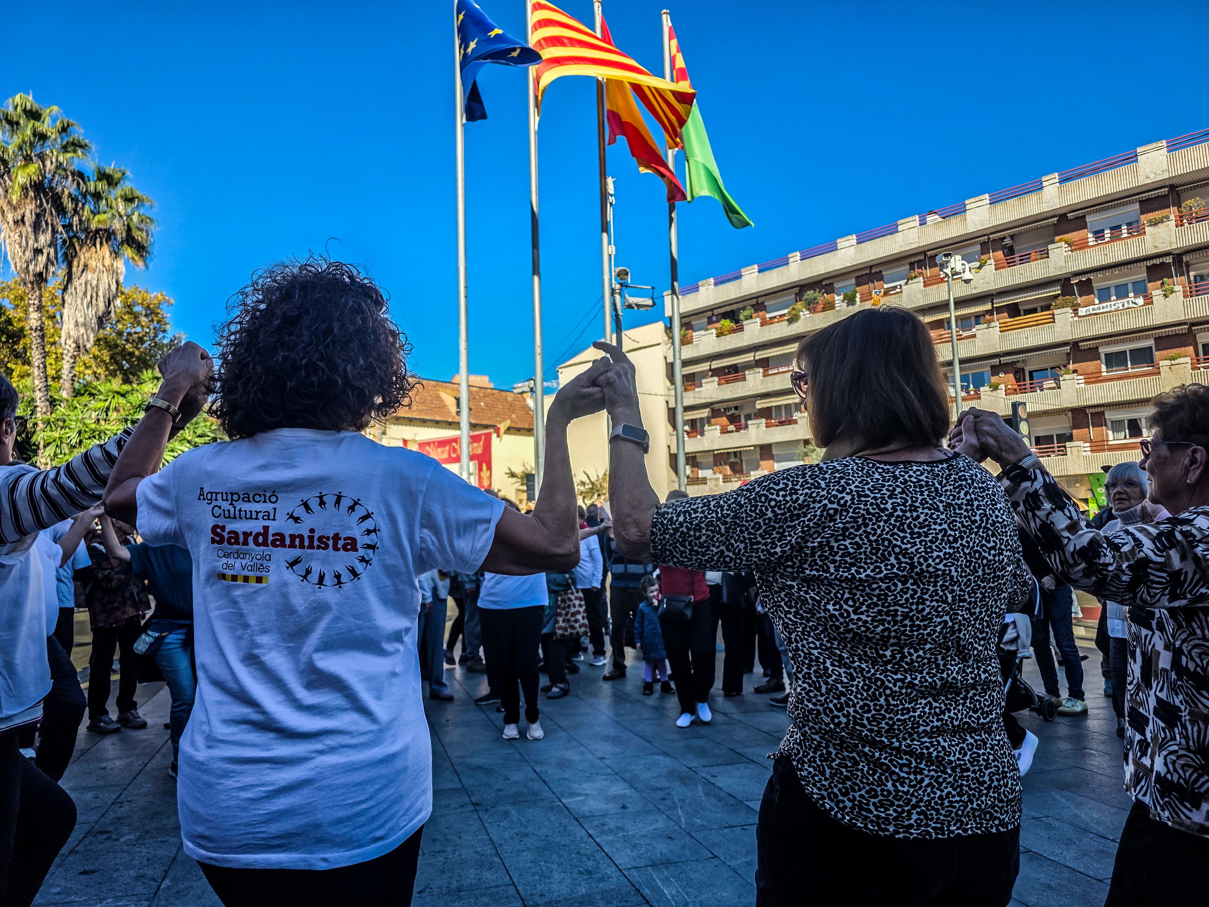 Sardanes a la plaça Abat Oliba. Foto: Marc Mata