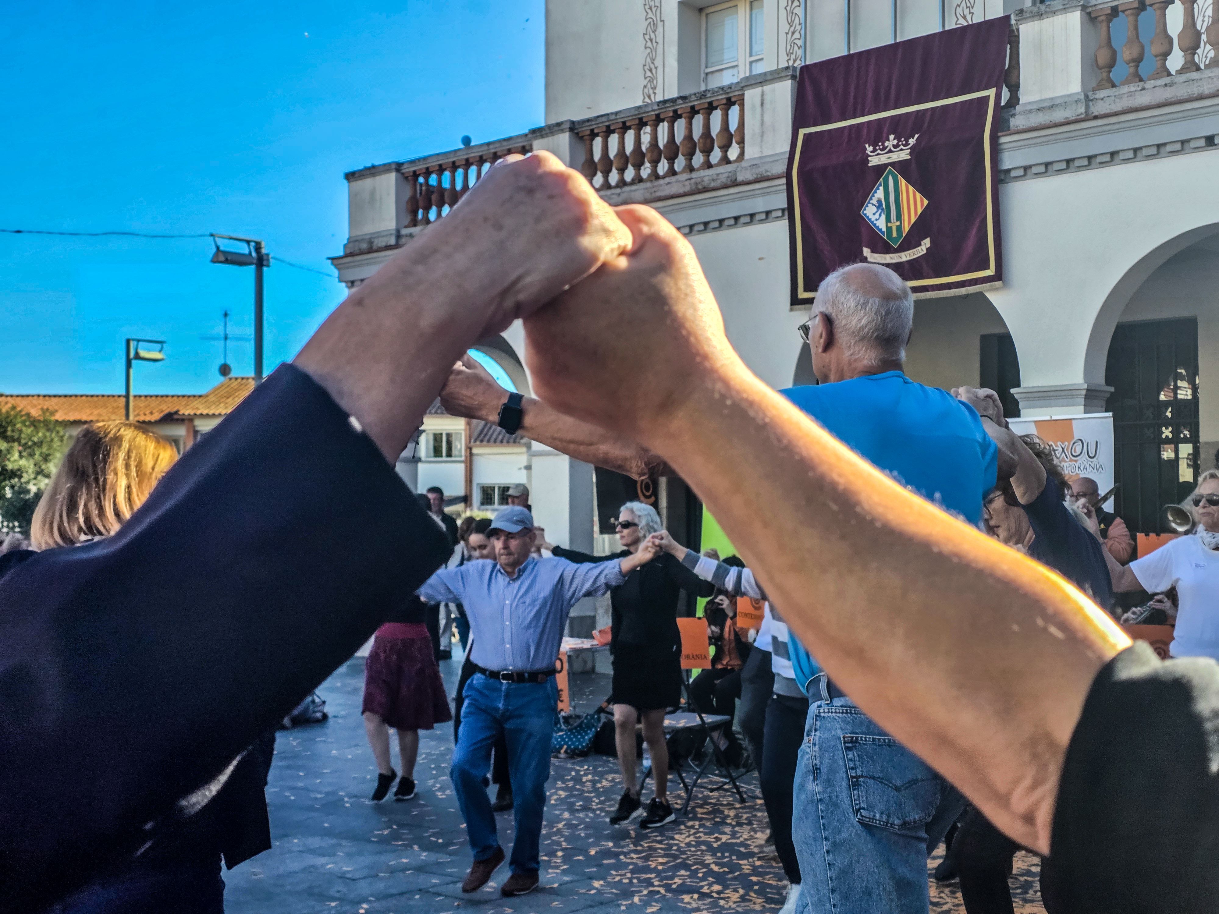 Sardanes a la plaça Abat Oliba. Foto: Marc Mata