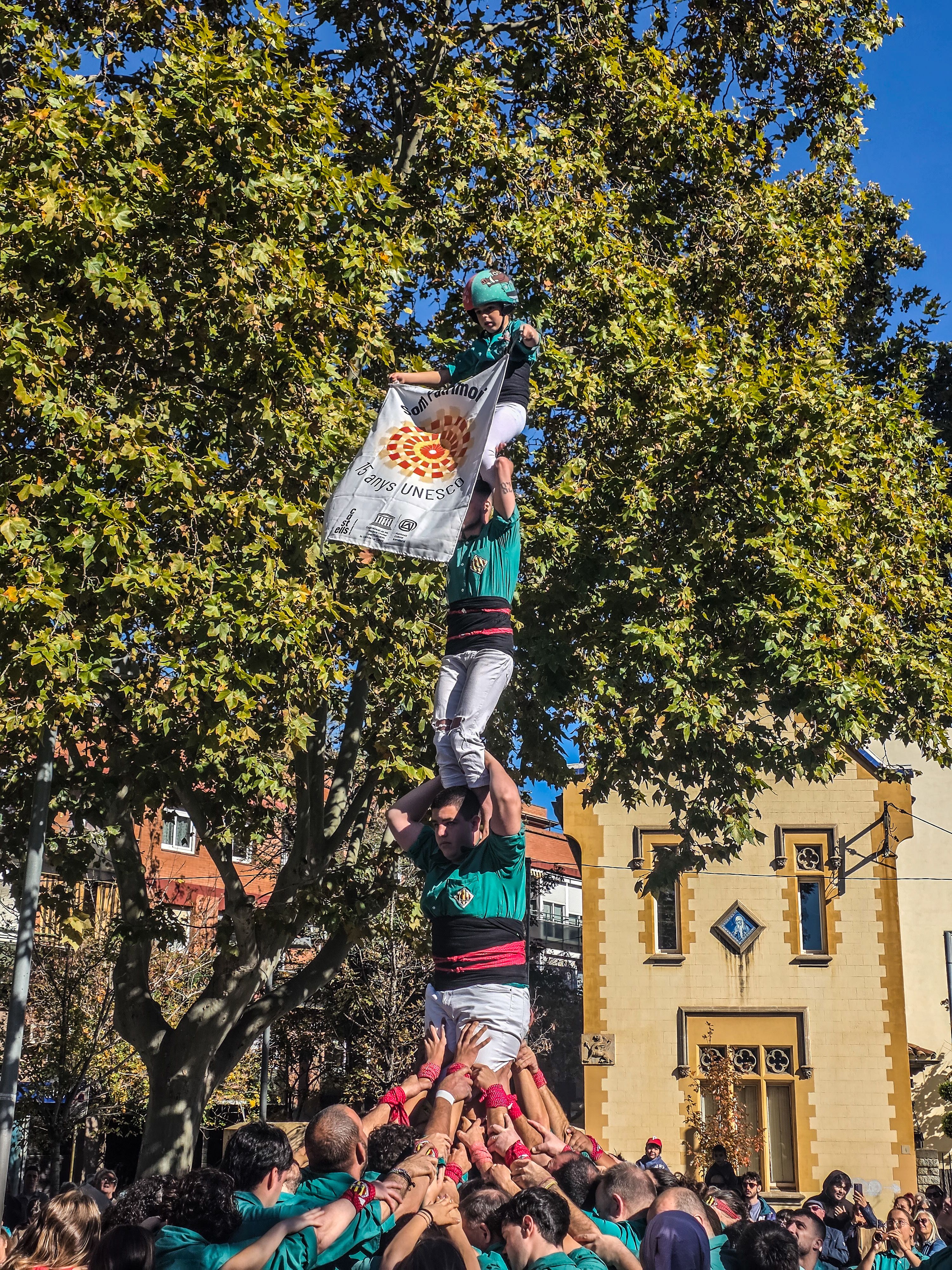 Castellers a la plaça Abat Oliba. Foto: Marc Mata