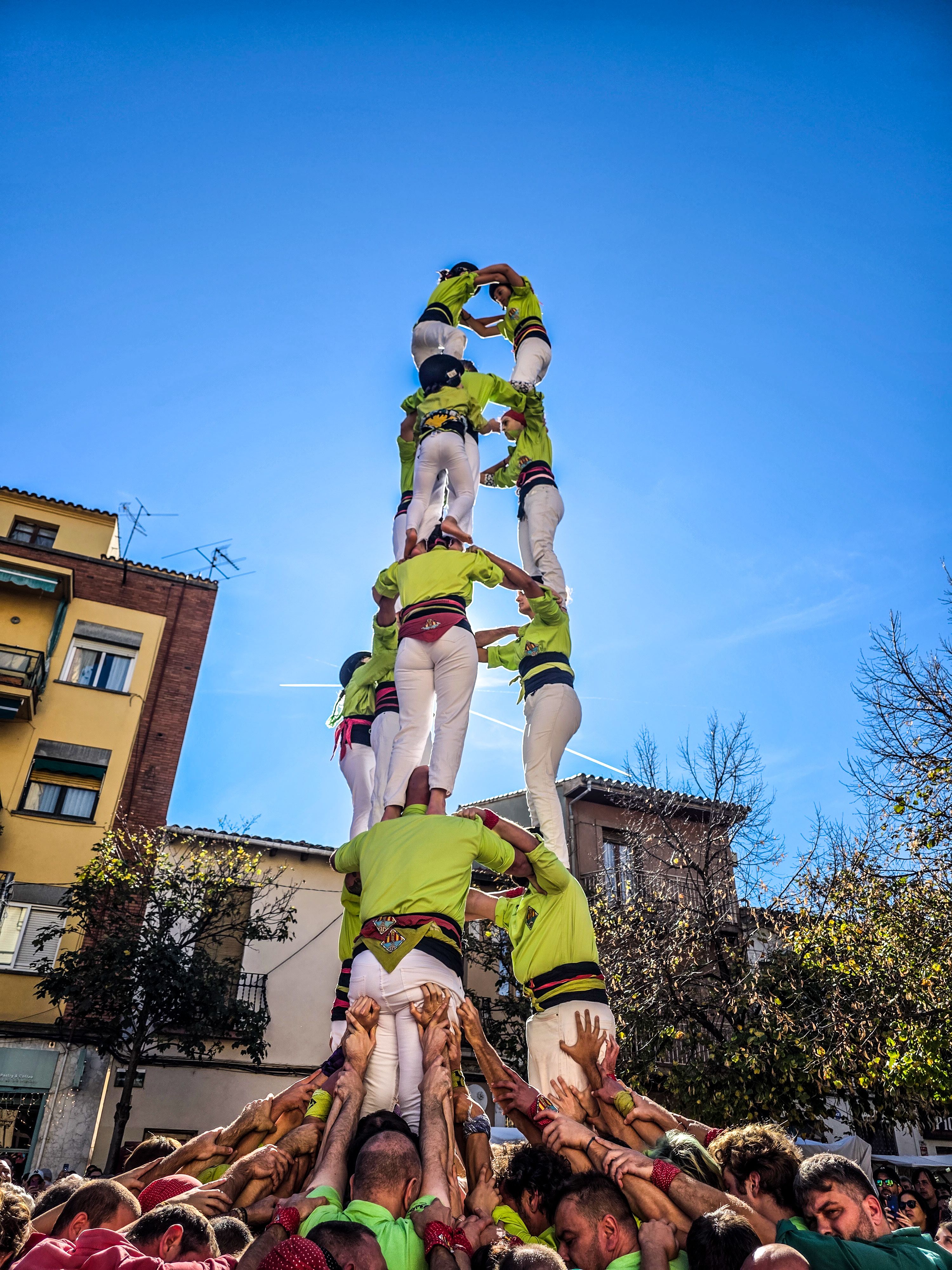 Castellers a la plaça Abat Oliba. Foto: Marc Mata