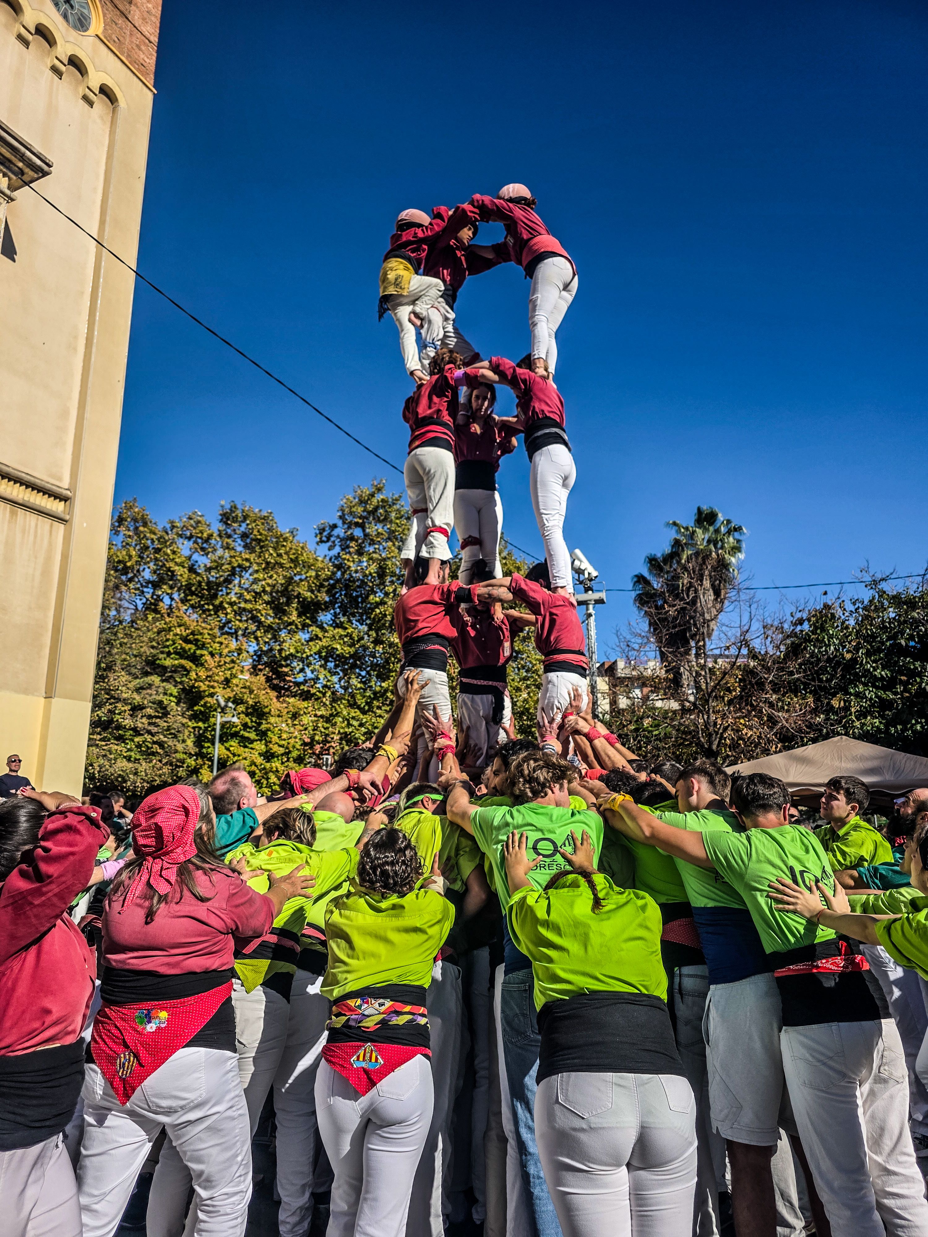 Castellers a la plaça Abat Oliba. Foto: Marc Mata