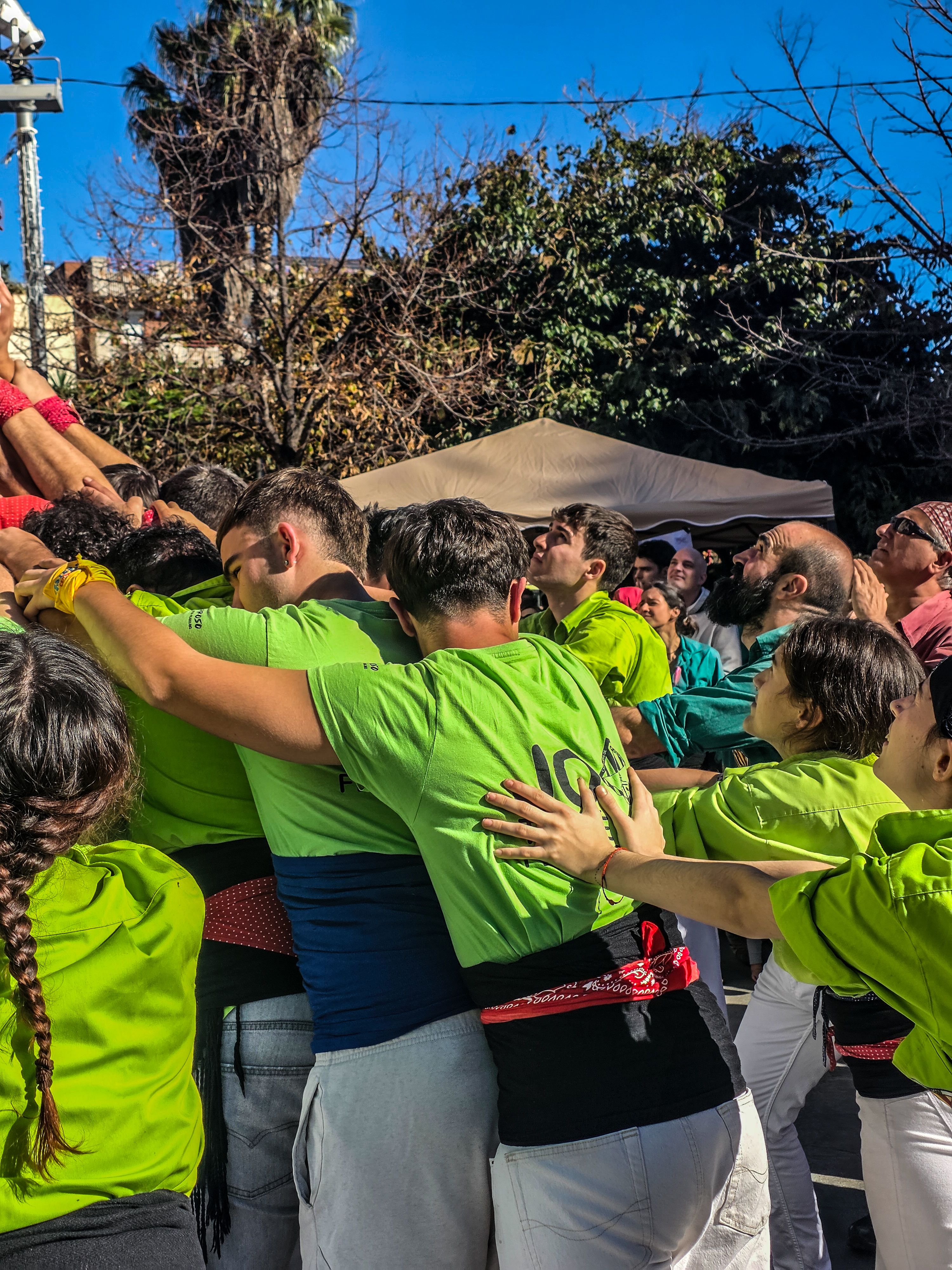 Castellers a la plaça Abat Oliba. Foto: Marc Mata