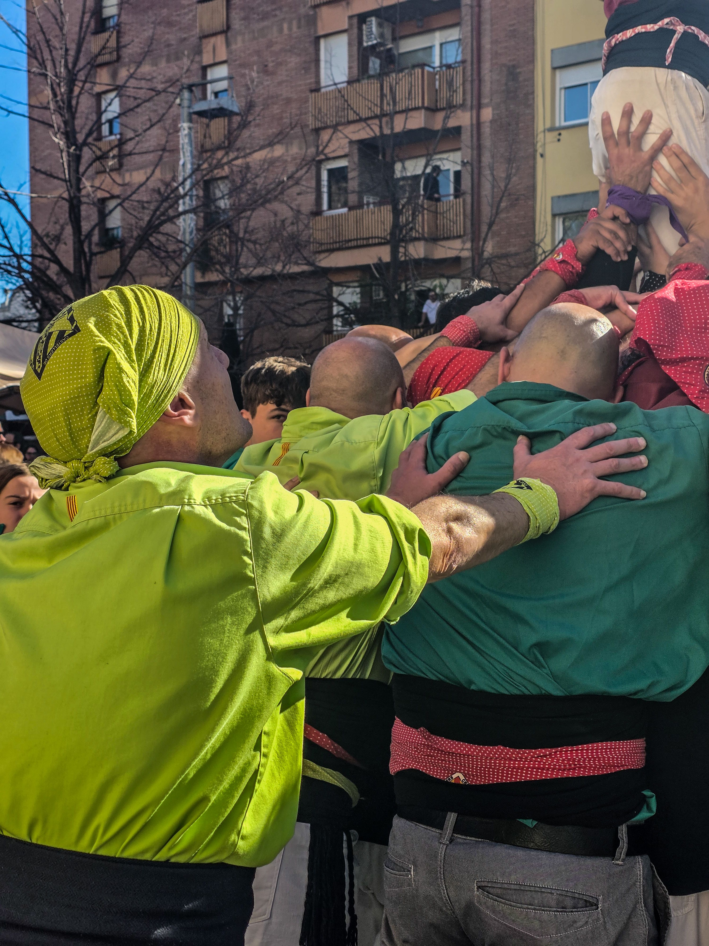 Castellers a la plaça Abat Oliba. Foto: Marc Mata