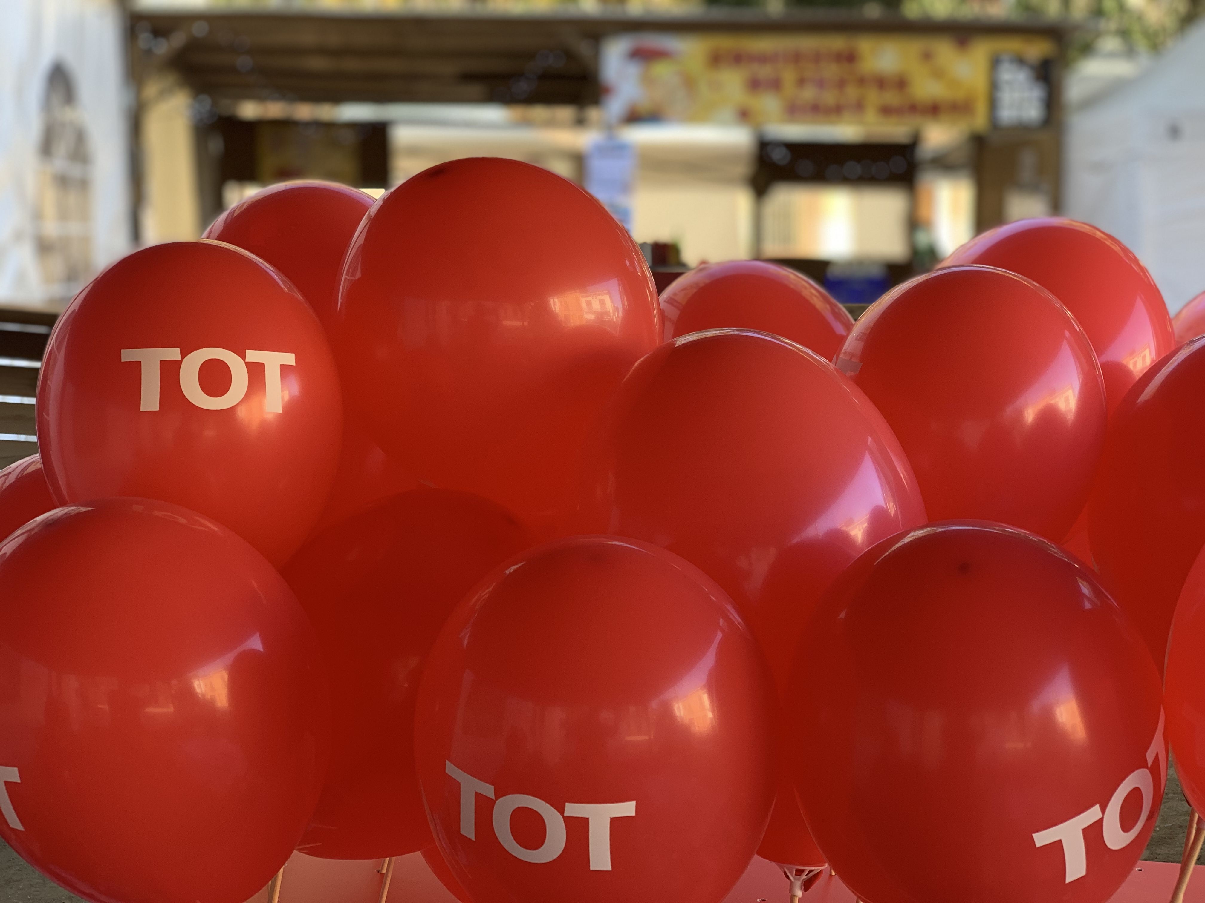 Detall del material repartit a la parada del TOT:  globus per als visitants amb el cartell de Sant Martí al fons. FOTO: Judit Josa