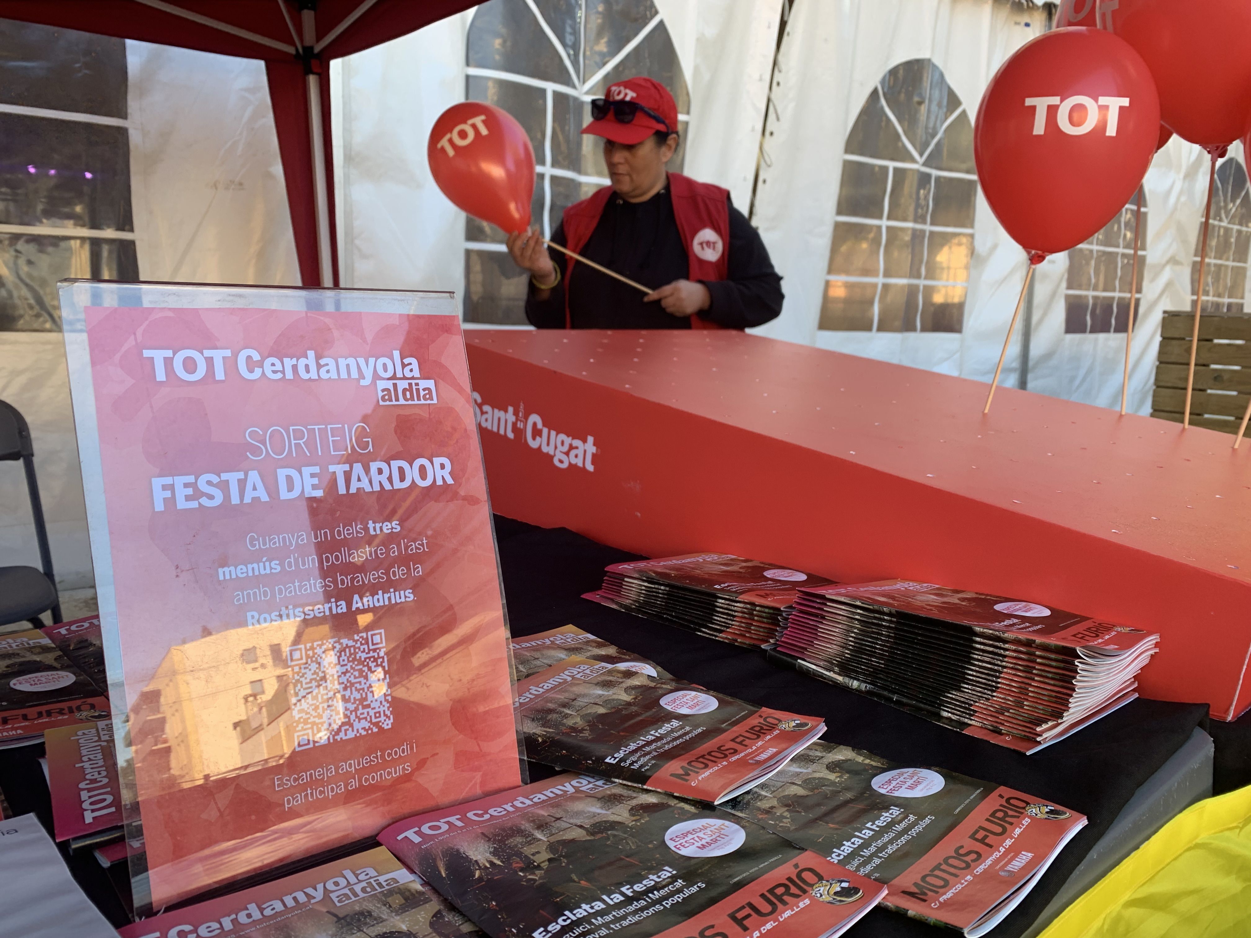 Preparatius de la parada del TOT Cerdanyola abans de l’inici de la Festa de Tardor.
