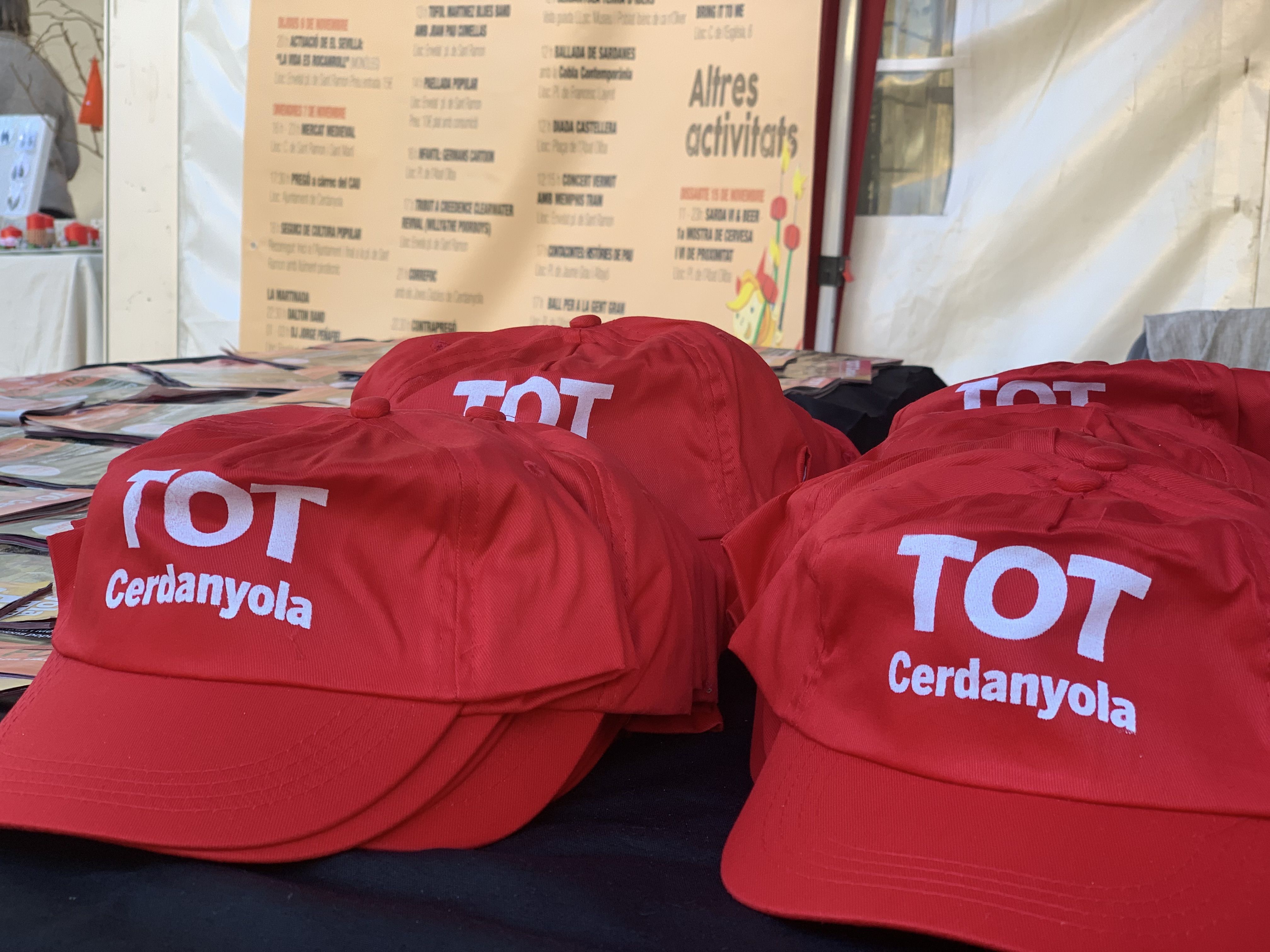 Detall del material repartit a la parada del TOT: revistes, gorres i globus per als visitants.