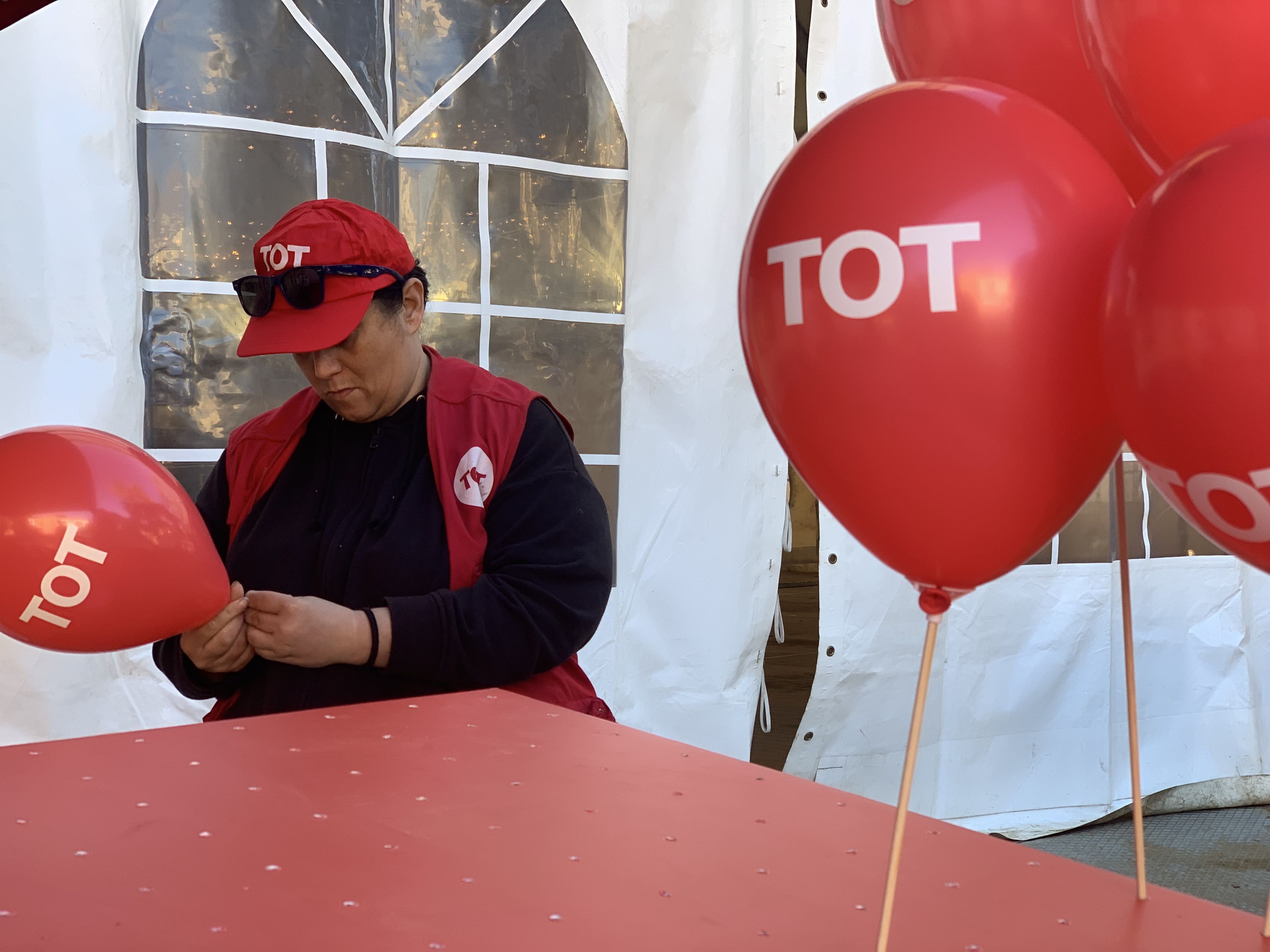 Preparatius de la parada del TOT Cerdanyola abans del diumenge de la Festa de Tardor.