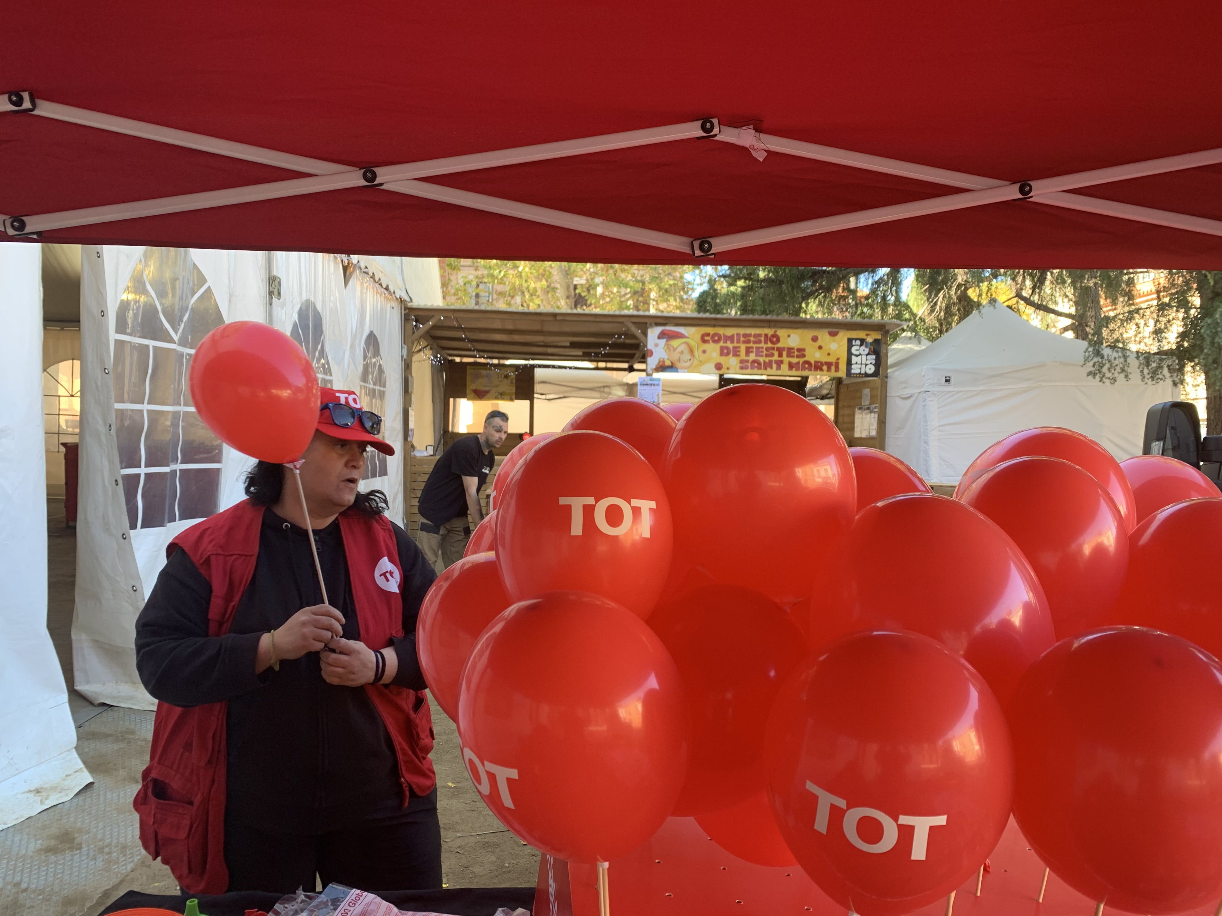 Preparatius de la parada del TOT Cerdanyola abans de l’inici de la Festa de Tardor.