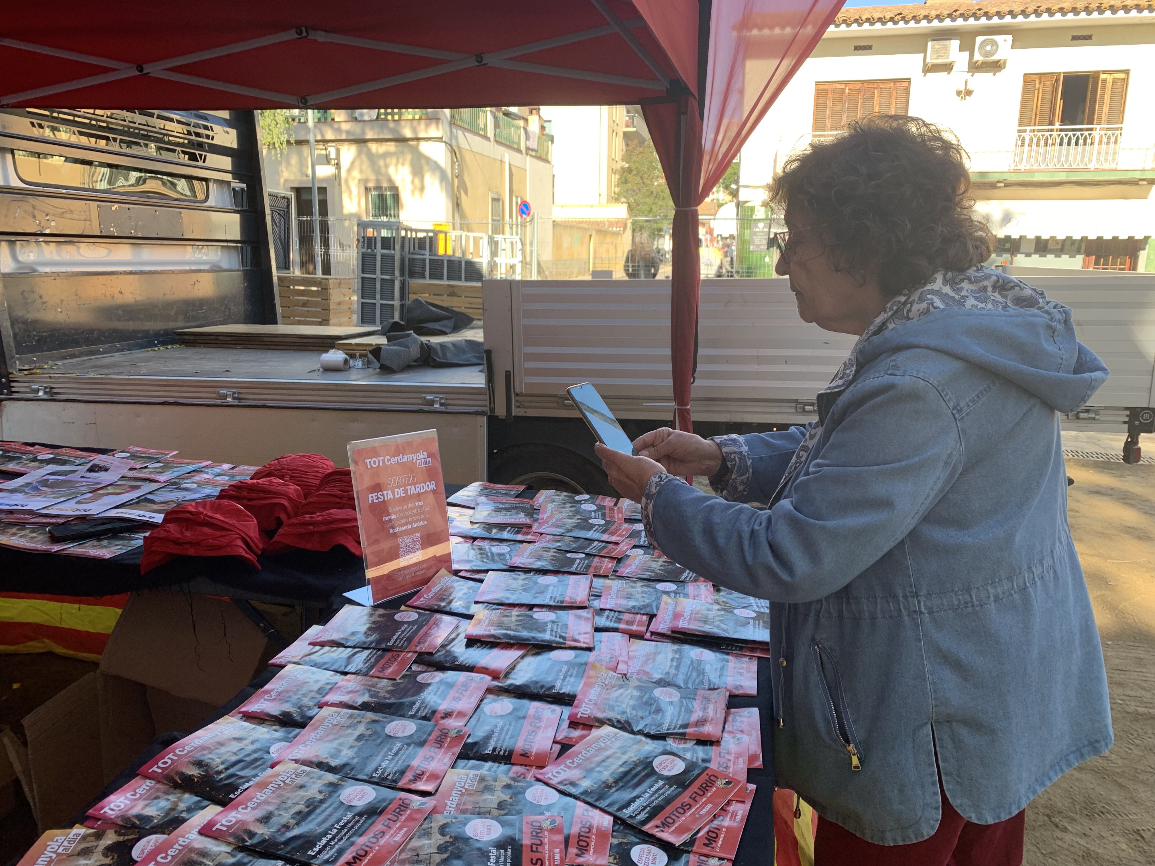 Assistents connectant-se al butlletí digital del TOT Cerdanyola des de la mateixa parada.