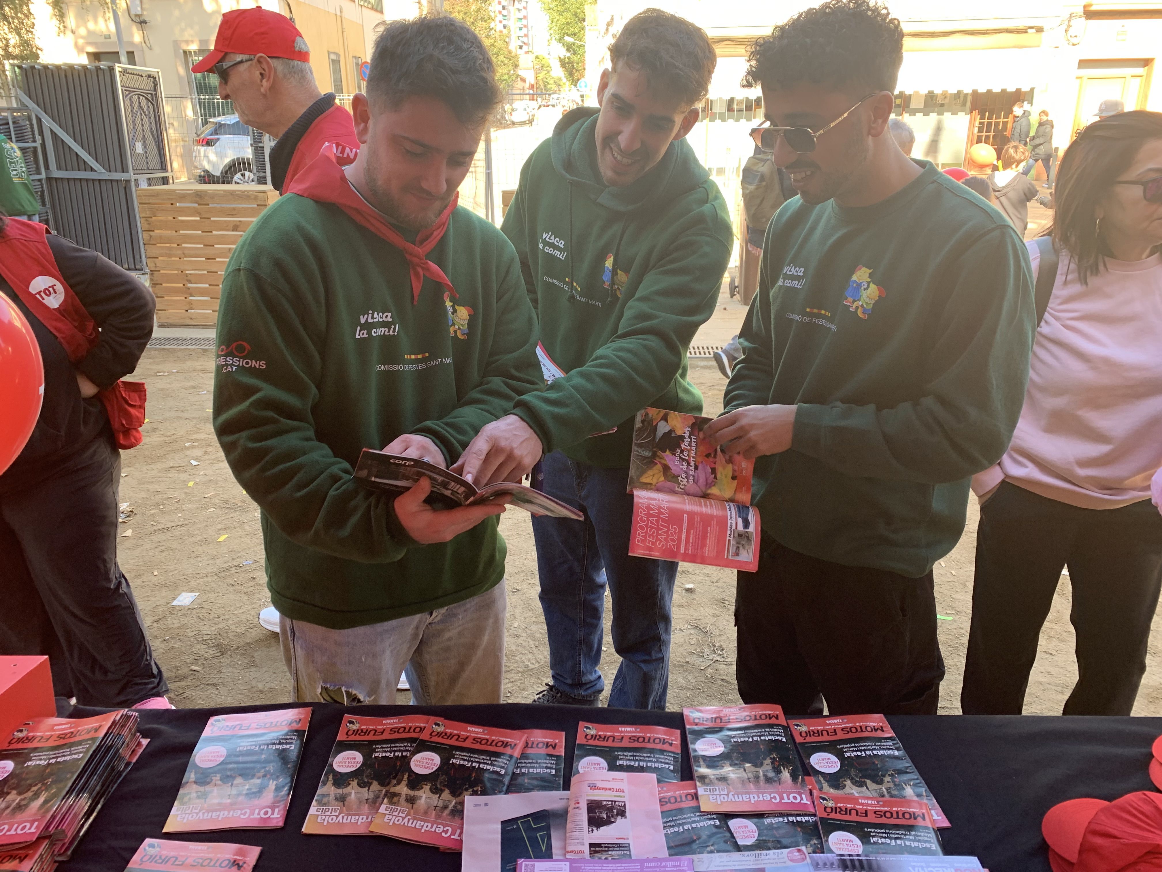 Els membres de la Comi també  s’acosten a la parada del TOT Cerdanyola durant la Festa de Tardor per endur-se revistes, globus i gorres.