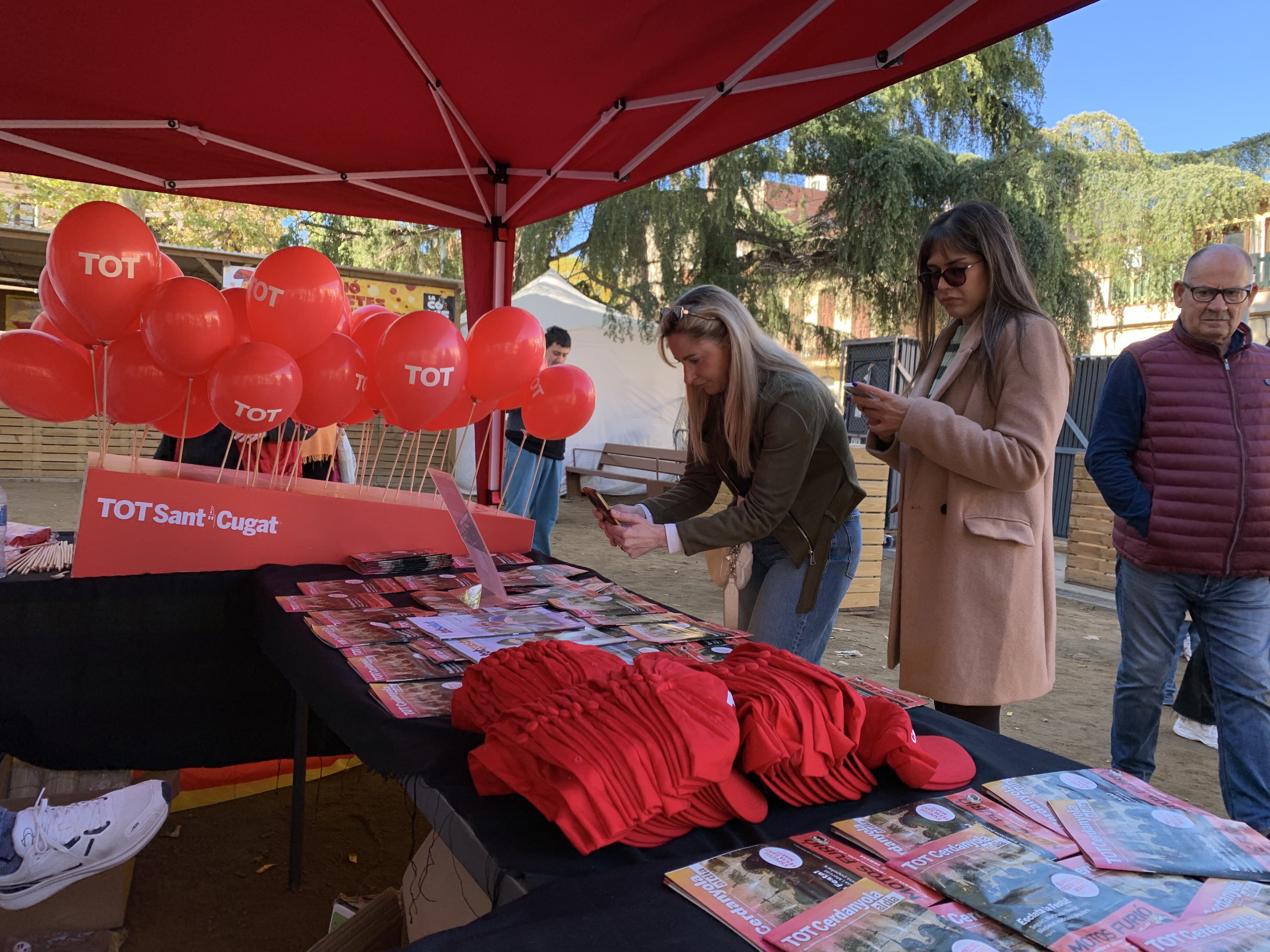 Assistents connectant-se al butlletí digital del TOT Cerdanyola des de la mateixa parada.