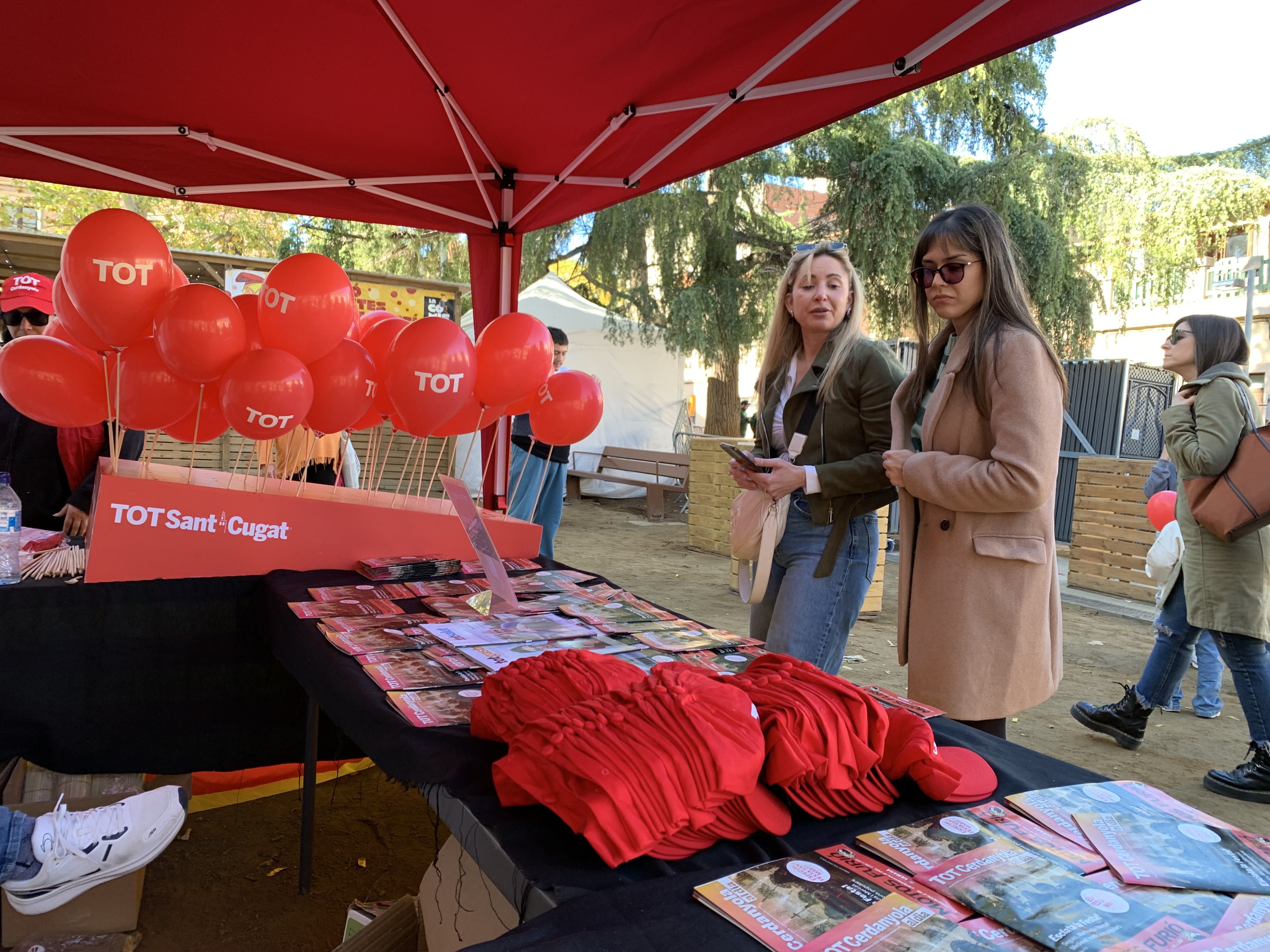 Assistents connectant-se al butlletí digital del TOT Cerdanyola des de la mateixa parada.