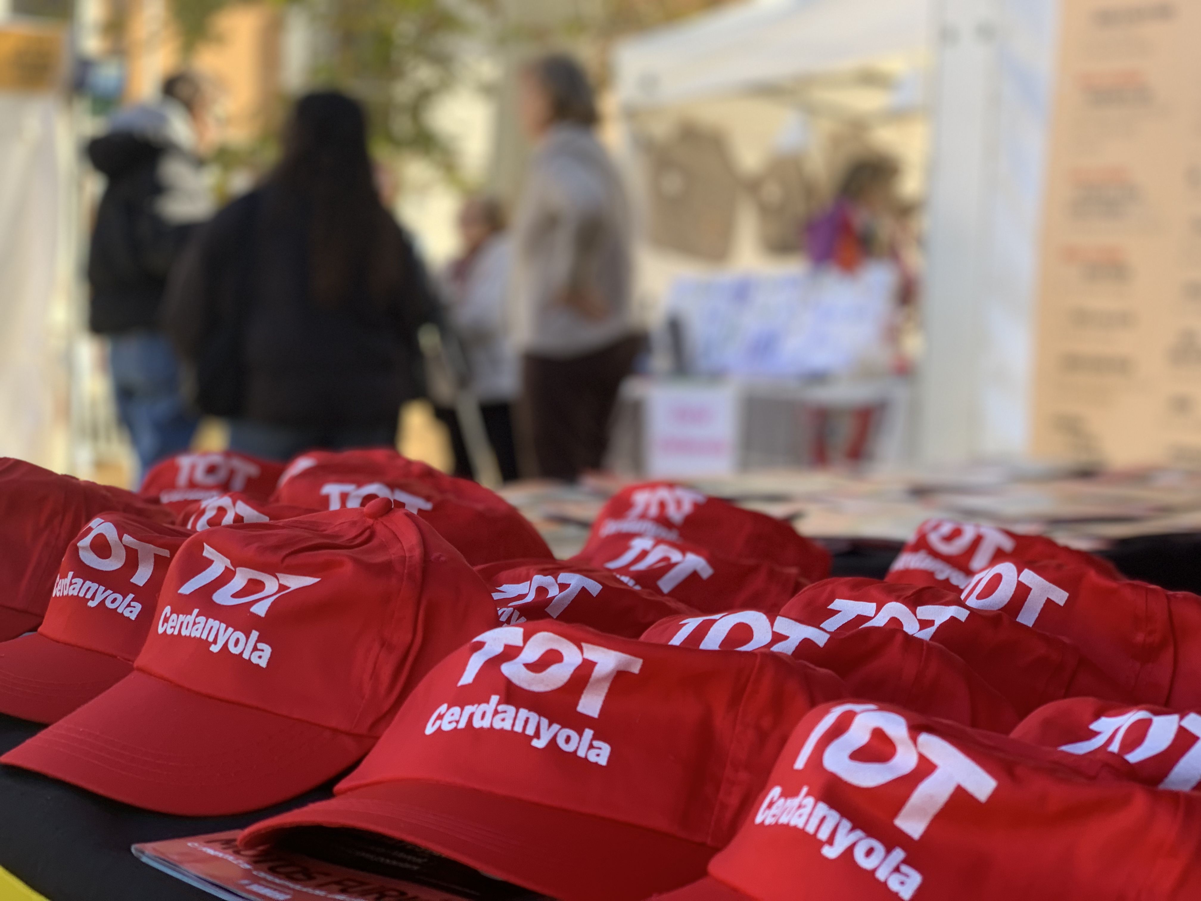 Detall del material repartit a la parada del TOT: revistes, gorres i globus per als visitants.