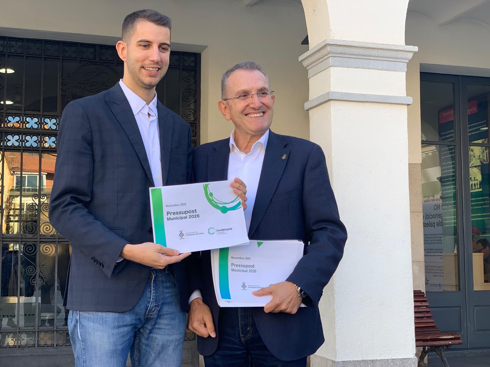 David González i Javier Sánchez, amb la proposta de pressupostos que es votarà aquestes dimecres 12, a les portes de l'Ajuntament. FOTO: Judit Josa