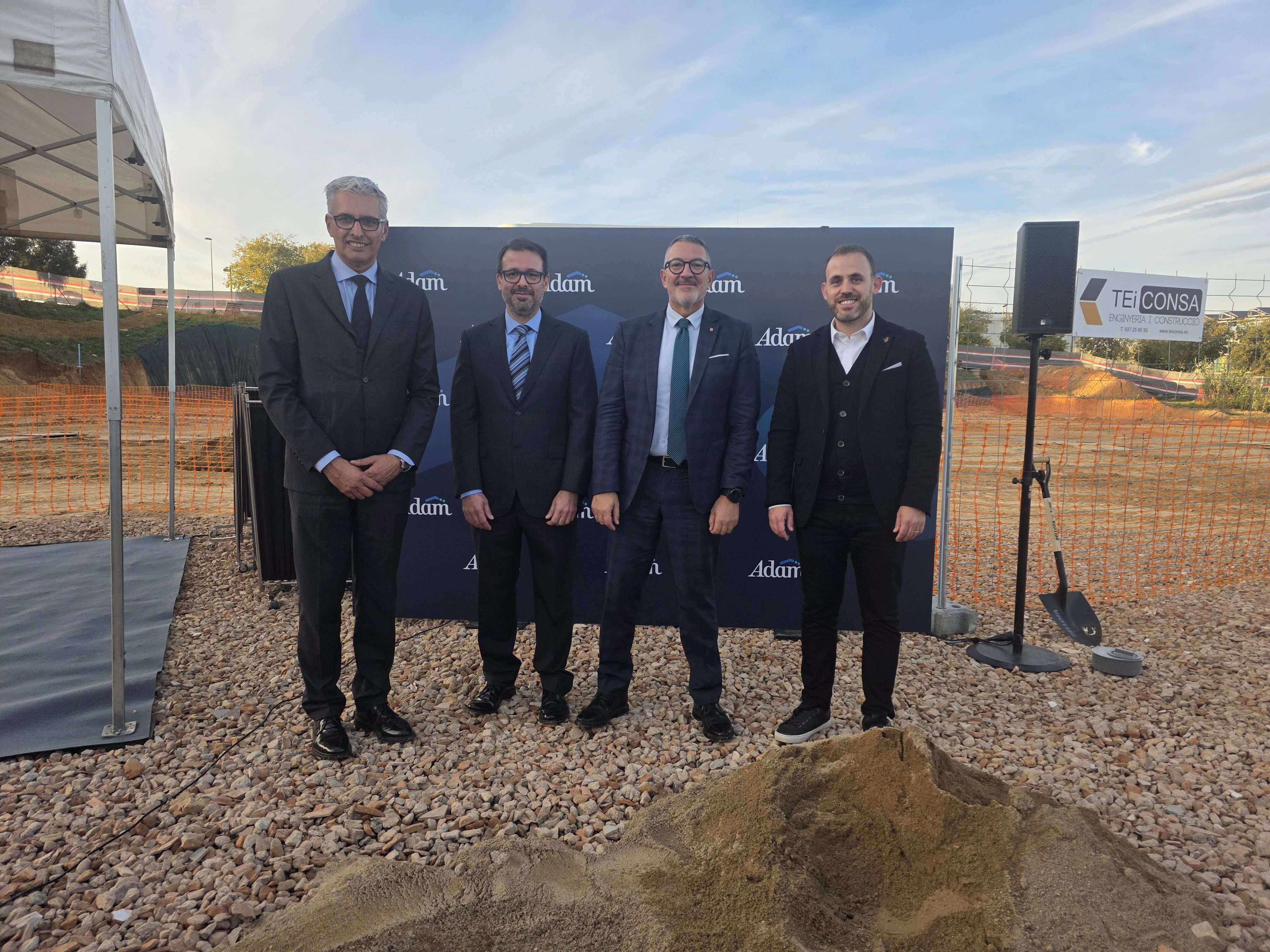 El conseller d'Empresa i Treball, Miquel Samper, i l'alcalde Carlos Cordón a la col•locació de la primera pedre del nou centre de dades. Foto: Marc Mata