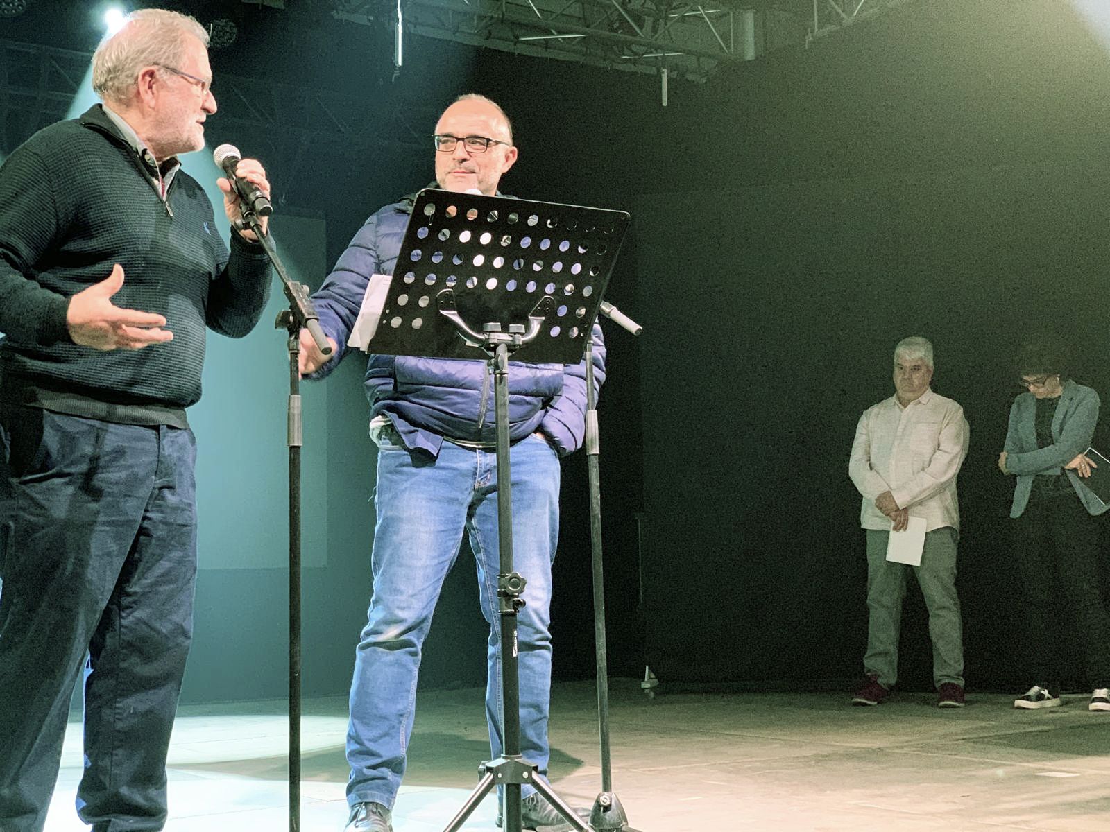 L'escriptor Isidre Grau i el periodista i president del GREC, Juan Antonio Hidalgo, dilluns, a l'envelat de Sant Martí en l'homenatge al periodista Josep Maria Cortada, Xane. FOTO: Judit Josa