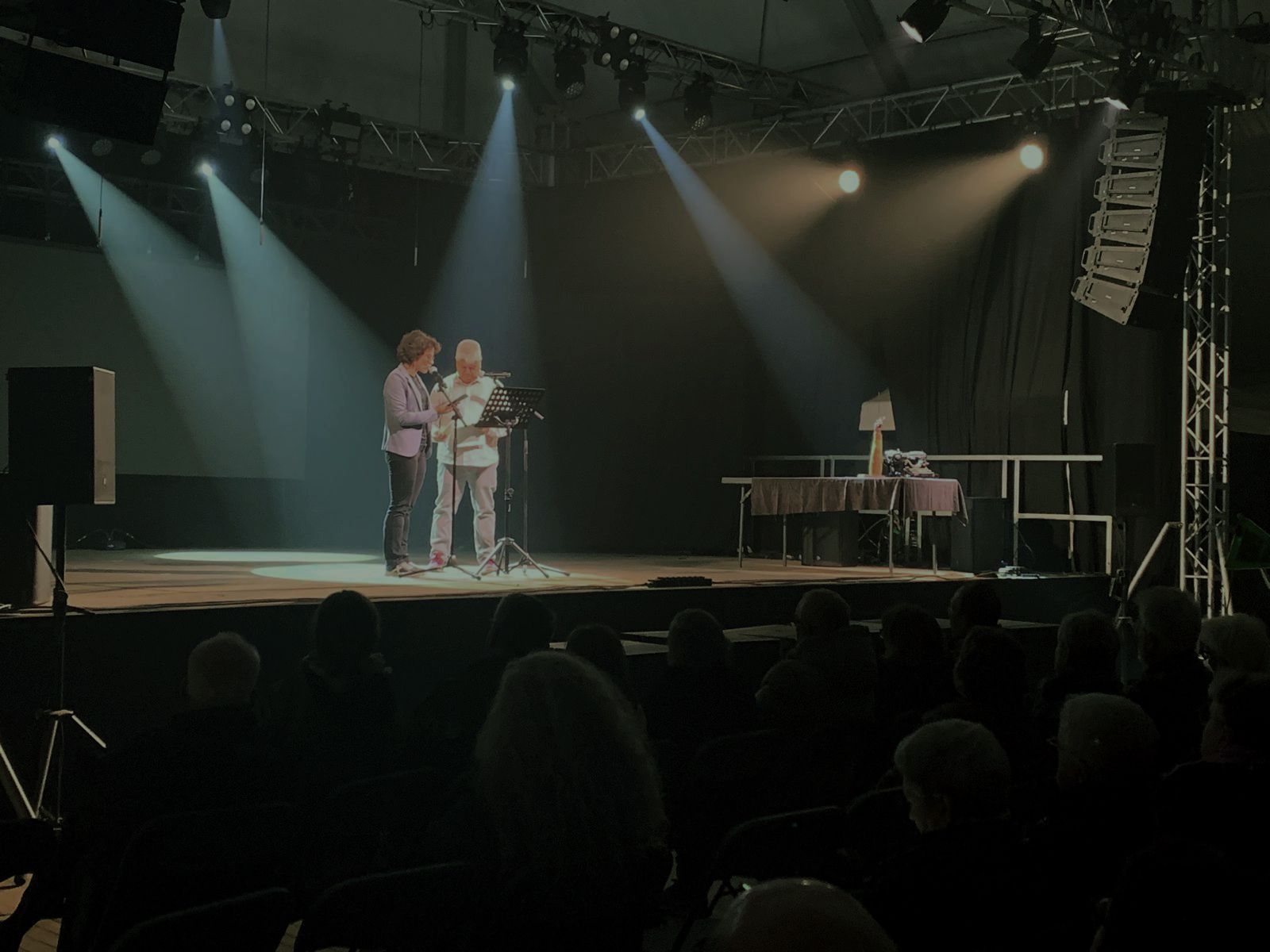 El periodistes Gemma Moncho Pérez i Xavi Poza, presentadors de l'homenatge al Xane i acte de reivindicació del periodisme local. FOTO: Judit Josa