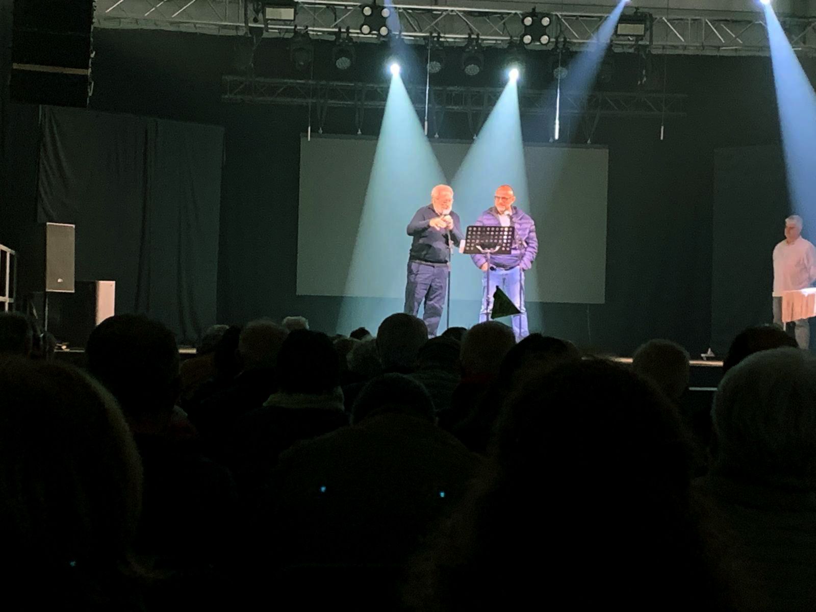 Isidre Grau i Juan Antonio Hidalgo, dilluns, parlant a un envelat ple sobre història i identitat. FOTO: Judit Josa