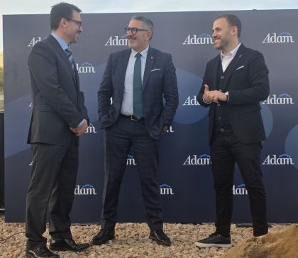 D'esquerra a dreta: José Mejías (director general d'Adam), Miquel Sàmper (conseller Empresa i Treball) i Carlos Cordón (alcalde de Cerdanyola) en el moment de la col•locació. Foto