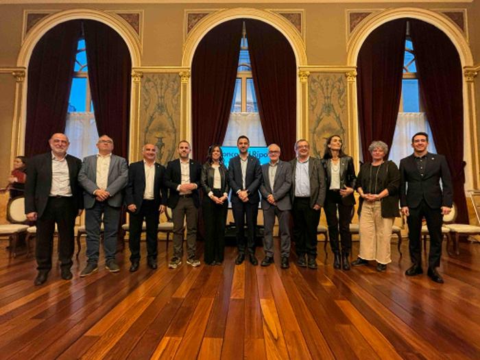 Els vuit municipis a l'acte de l'acord. Foto: Generalitat de Catalunya