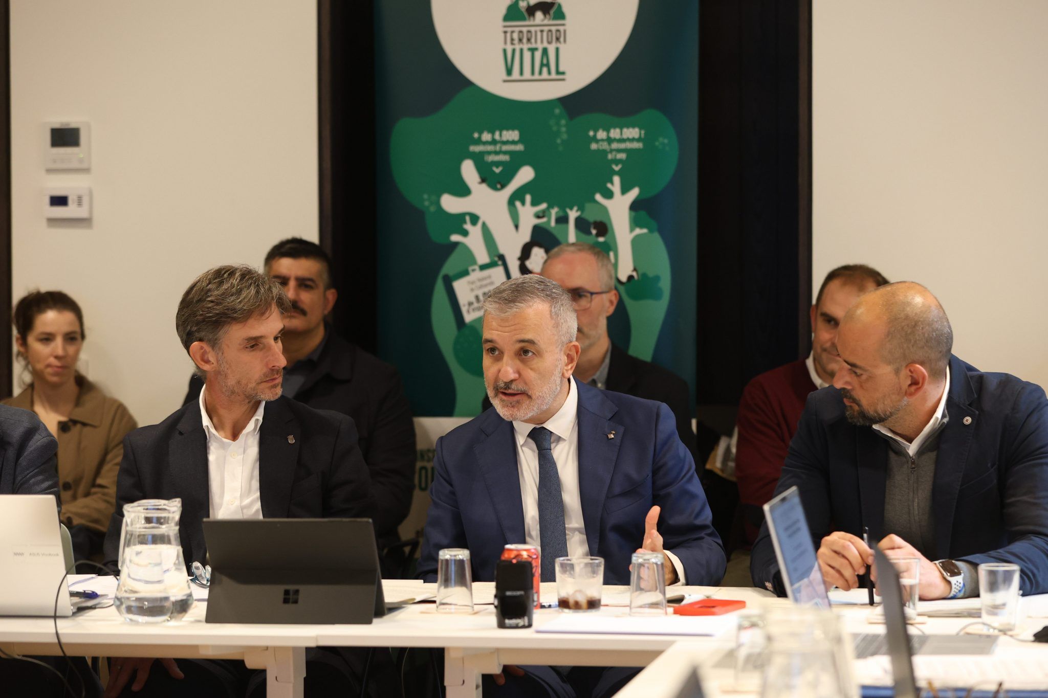 L'alcalde de Barcelona Jaume Collboni, amb Xesco Gomar, en l'exposició del balanç. FOTO: Consorci Parc de Collserola