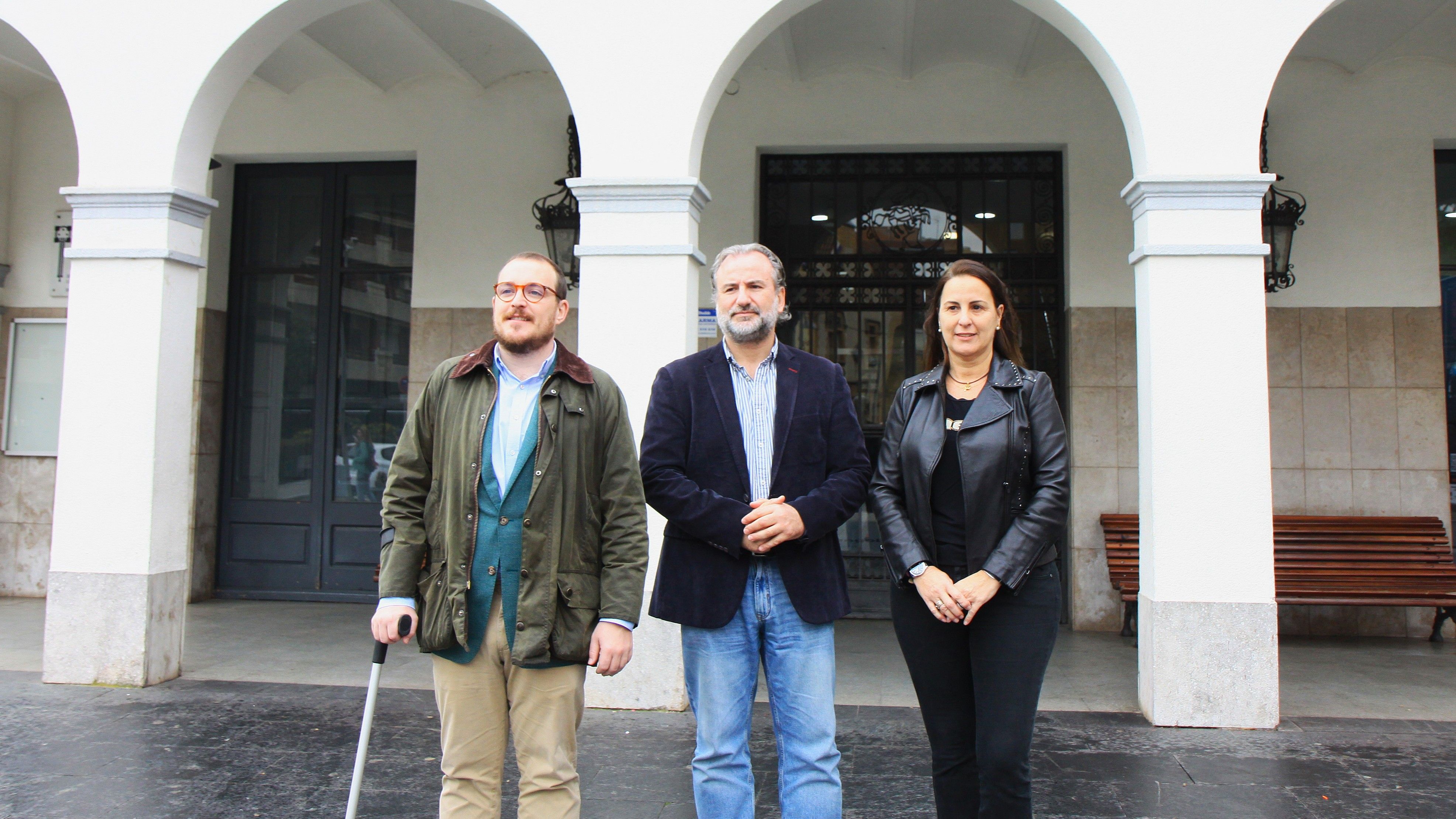 El diputat Alberto Villagrasa, entre els consellers Álvaro Hernández i Ana Isabel Plans. Foto: Laia Jubany