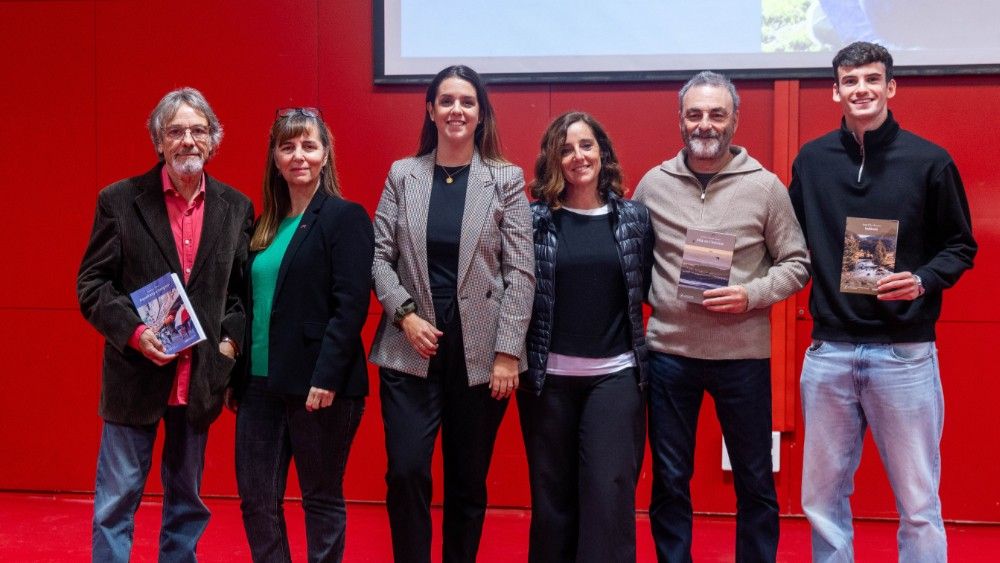 Els guardonats amb les representants de l'Ajuntament i la UAB. Foto: Ajuntament