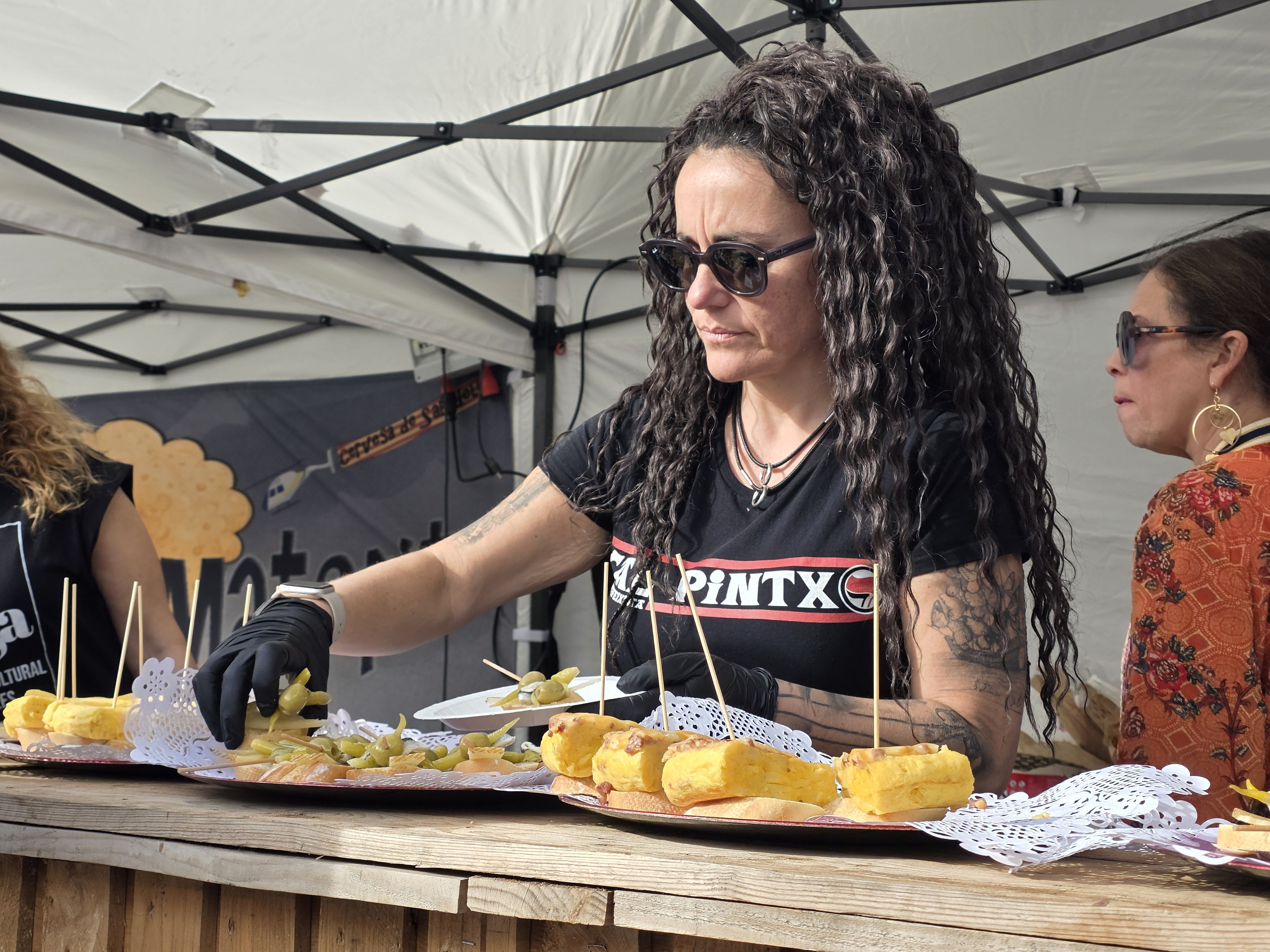 Unes bones tapes no poden faltar a la primera Sarda Vi & Beer que tanca la programació de la Festa Major de Sant Martí 2025. Foto: Marc Mata 