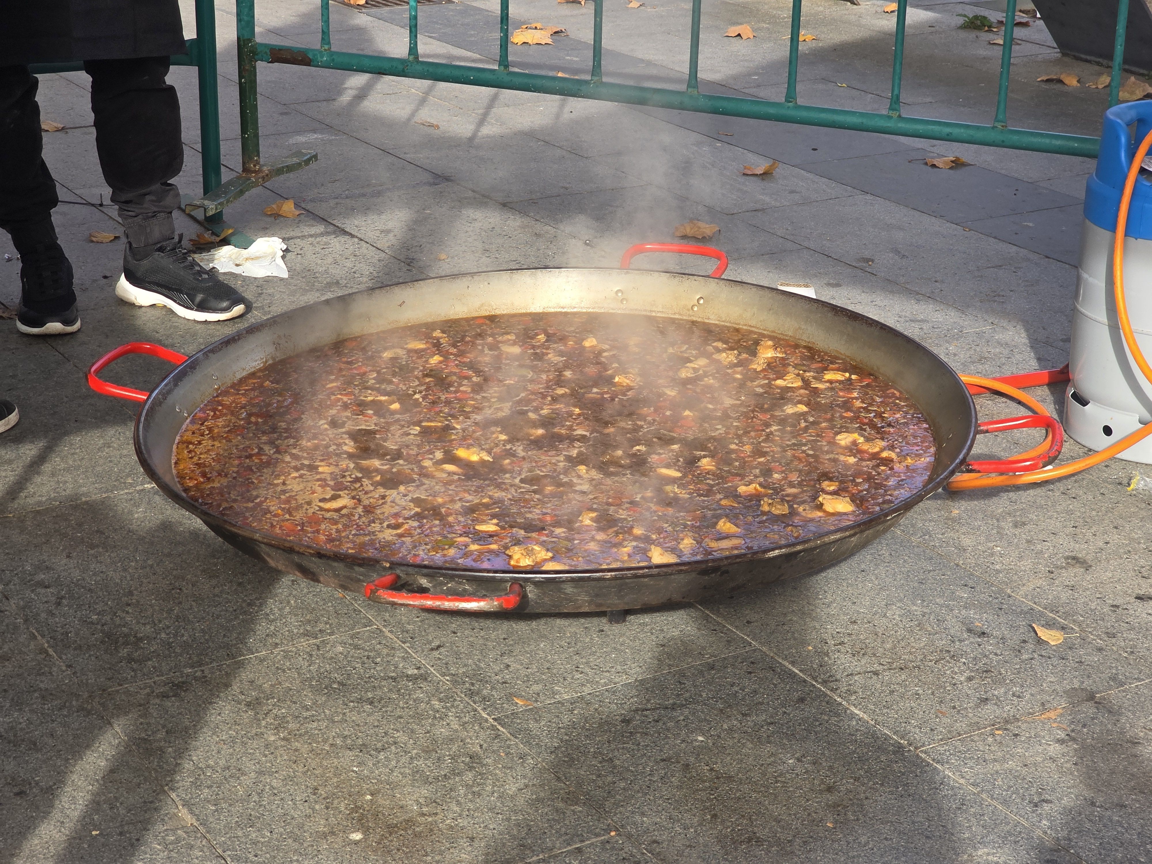 Una bona paella tampoc pot faltar a la primera Sarda Vi & Beer tanca la programació de la Festa Major de Sant Martí 2025. Foto: Marc Mata 
