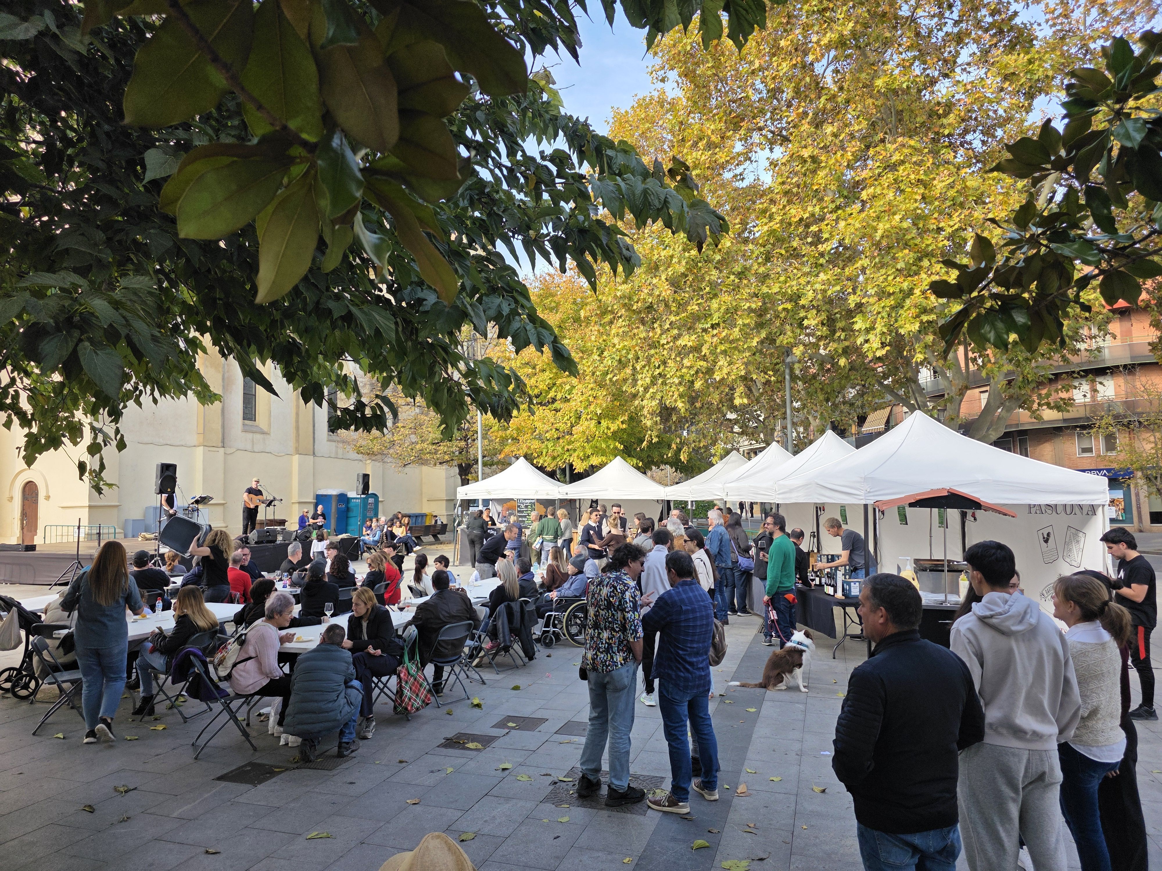 El bon temps fa gaudir de la primera Sarda Vi & Beer tanca la programació de la Festa Major de Sant Martí 2025. Foto: Marc Mata 