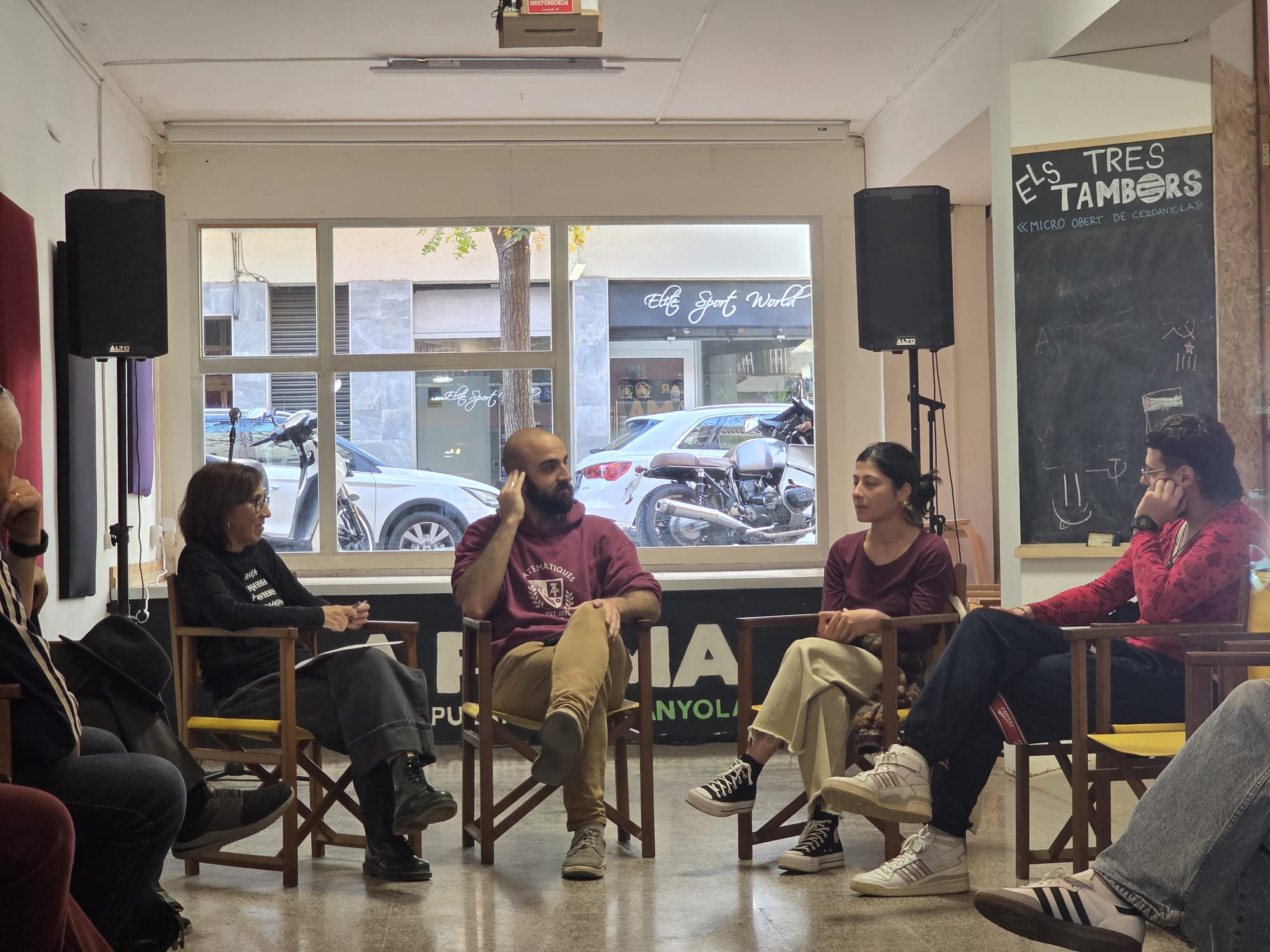 D'esquerra a dreta: Sílvia Nofre (Guanyem Cerdanyola), Pol Orobitg (Sindicat Llogateres) i Joana Retamero (PAH). Foto: Marc Mata