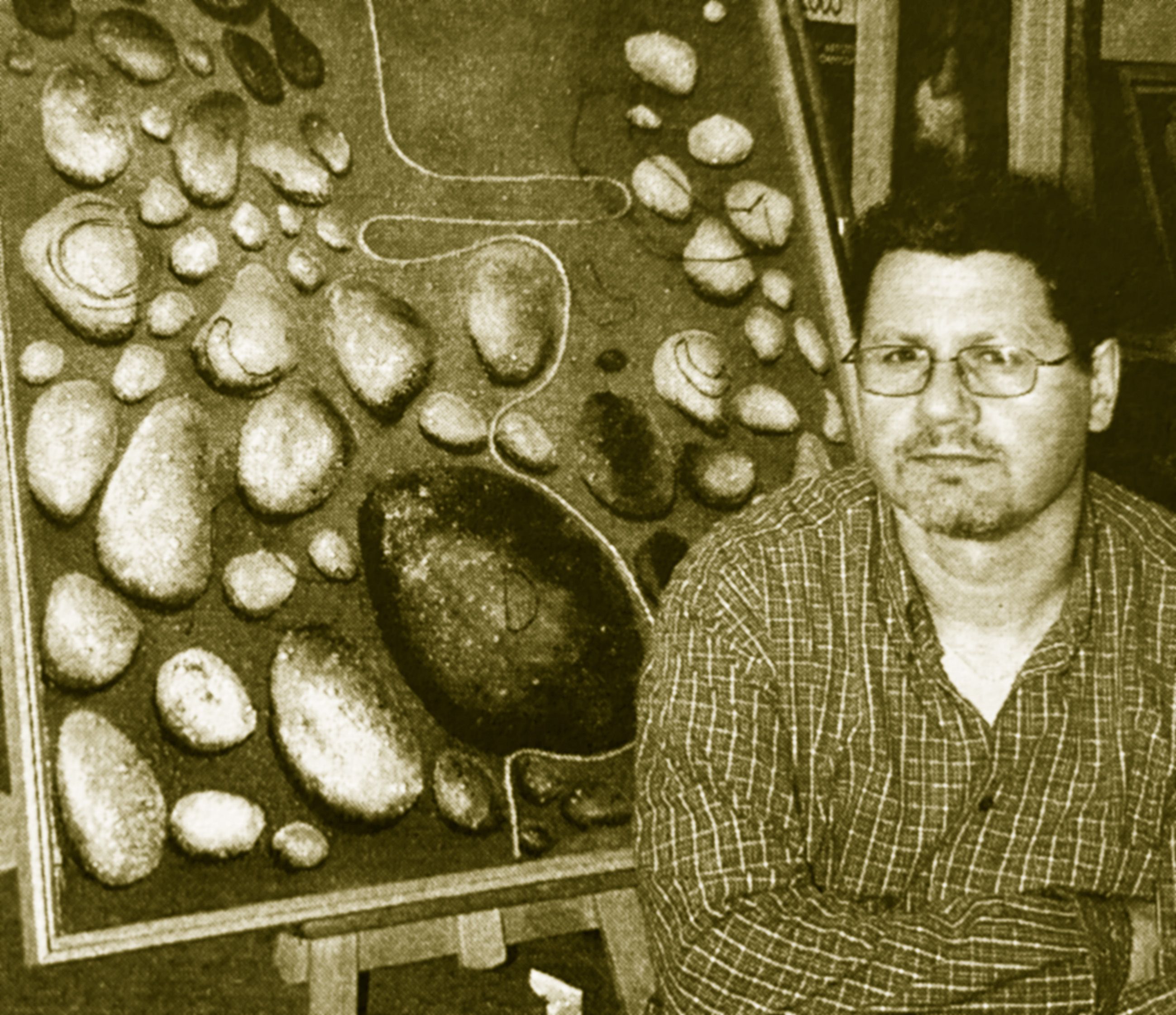 Xavier Lizana el dia de la inauguració de la seva exposició “Element Aigua”. Foto: Cerdanyola al dia