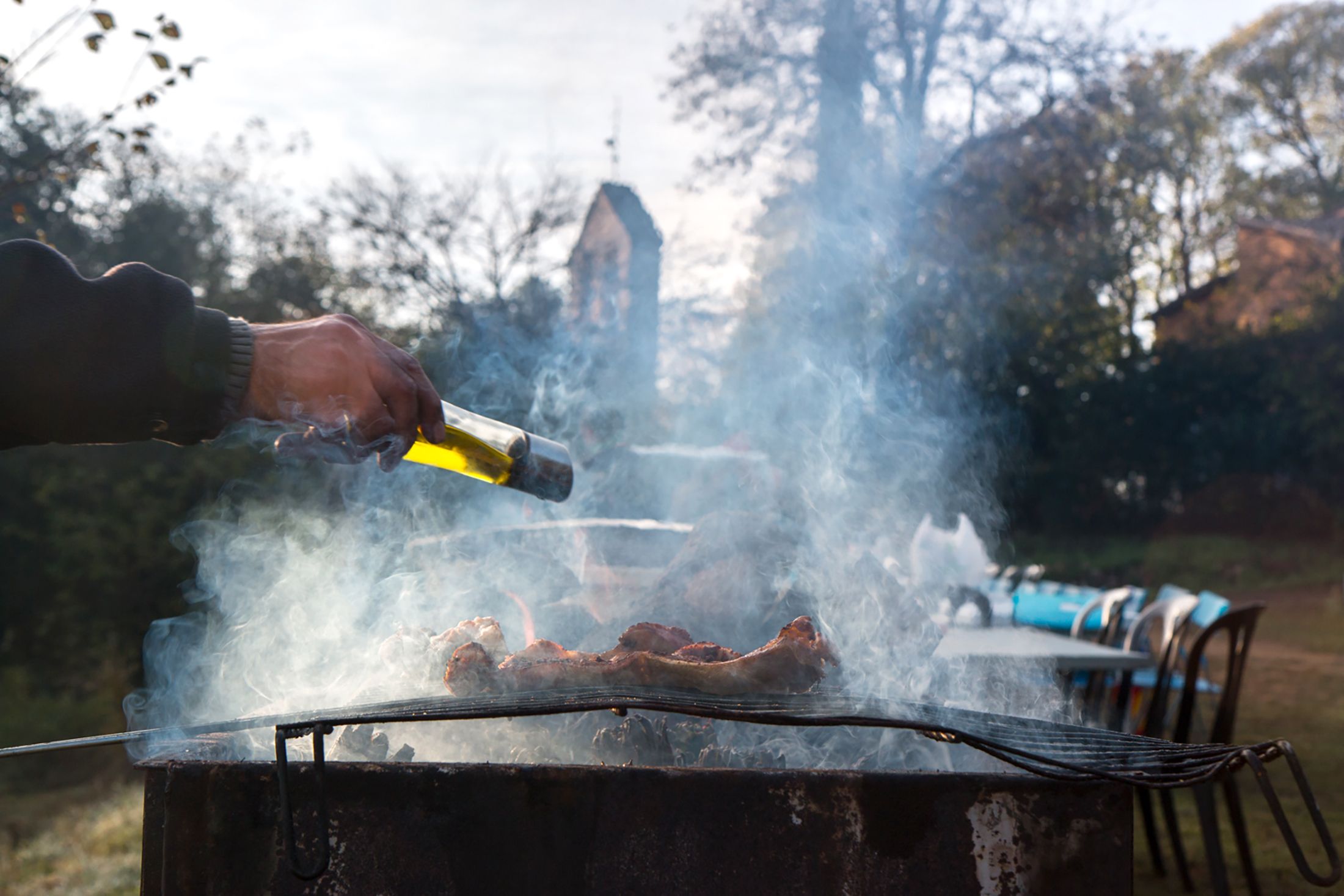 Les brases i el fum. La tradició de les barbacoes continua omplint l’aire d’aromes i retrobaments. FOTO: Angeles Benitez (2017)