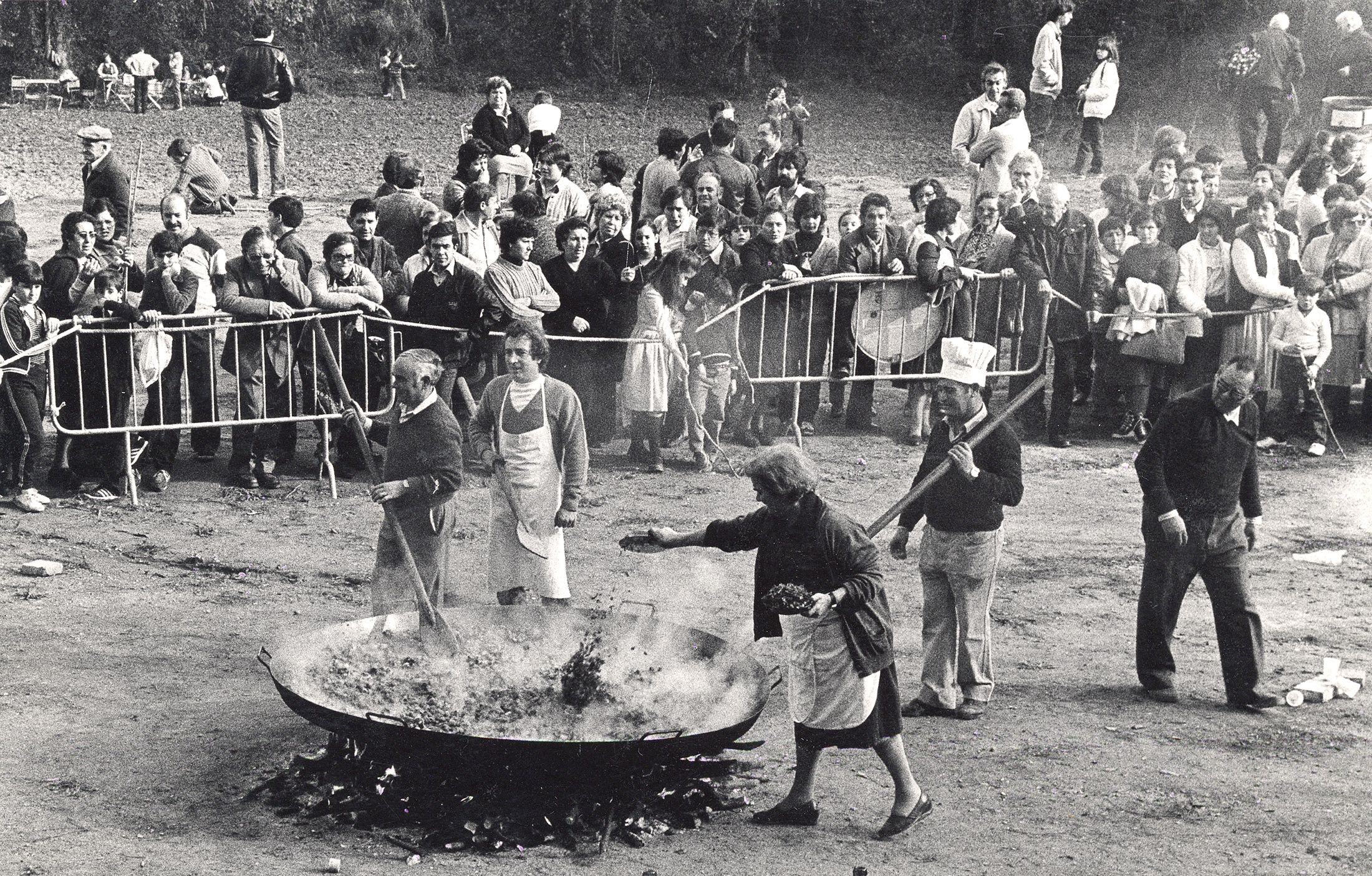 Les brases i el fum. Cuinar a foc viu, una imatge clàssica de l’Aplec que reuneix famílies i amics. FOTO: Santiago Piñol (1982)