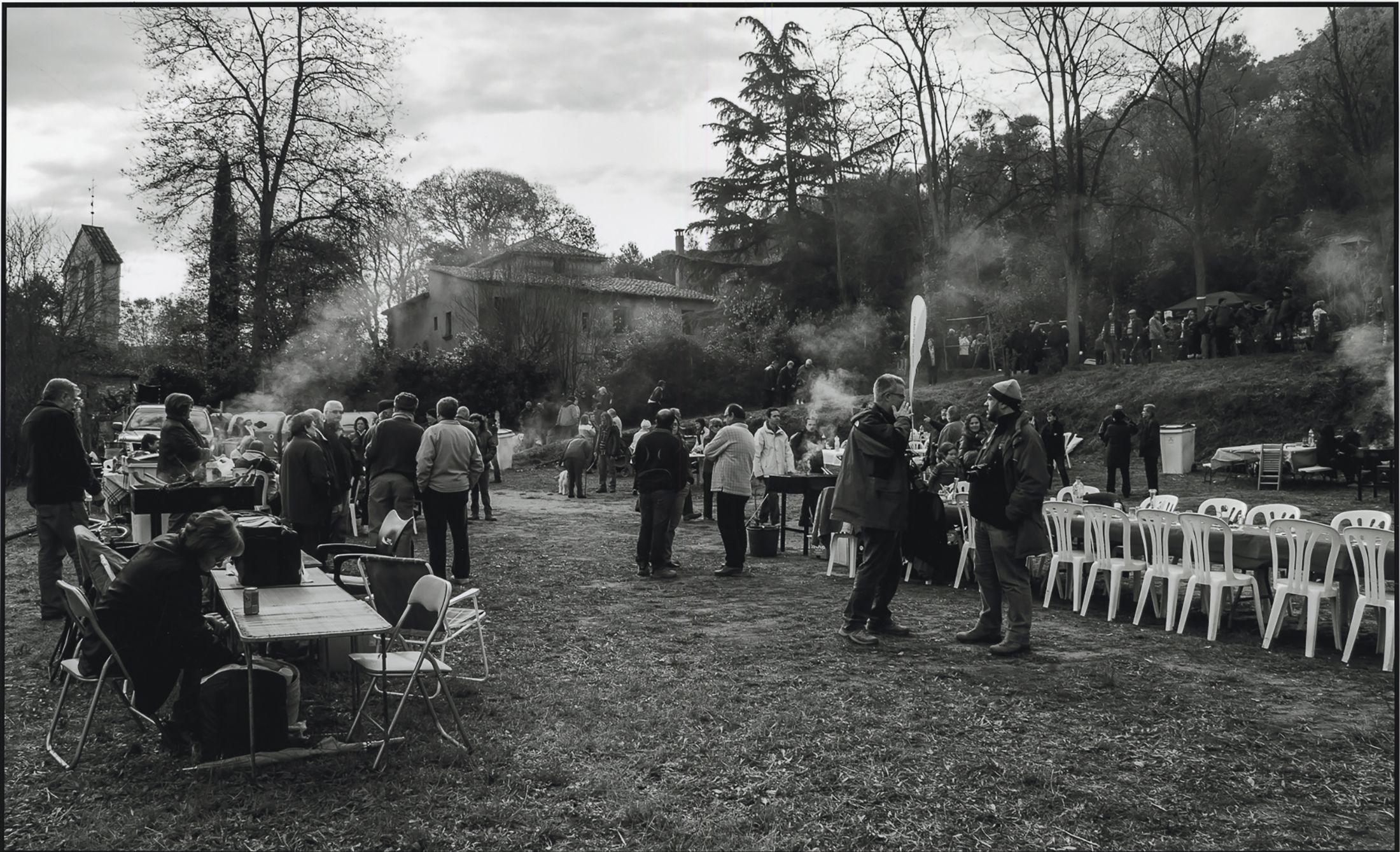 Els dinars de germanor. Les grans paelles i el menjar compartit, símbol d’un Aplec que sempre ha convocat taules llargues. FOTO: Tito Vera (2013)