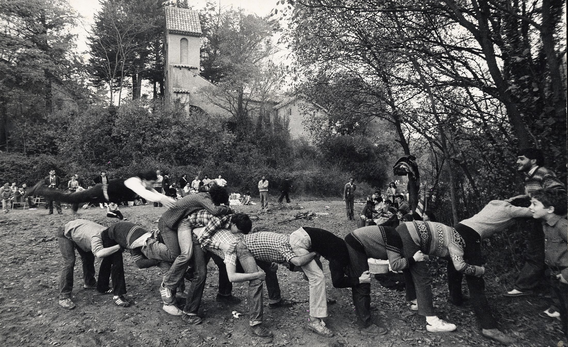 Els jocs populars. El cavall fort encenia l’eufòria dels més joves en un Aplec ple de vitalitat. FOTO: Santiago Piñol Serrano (1982)